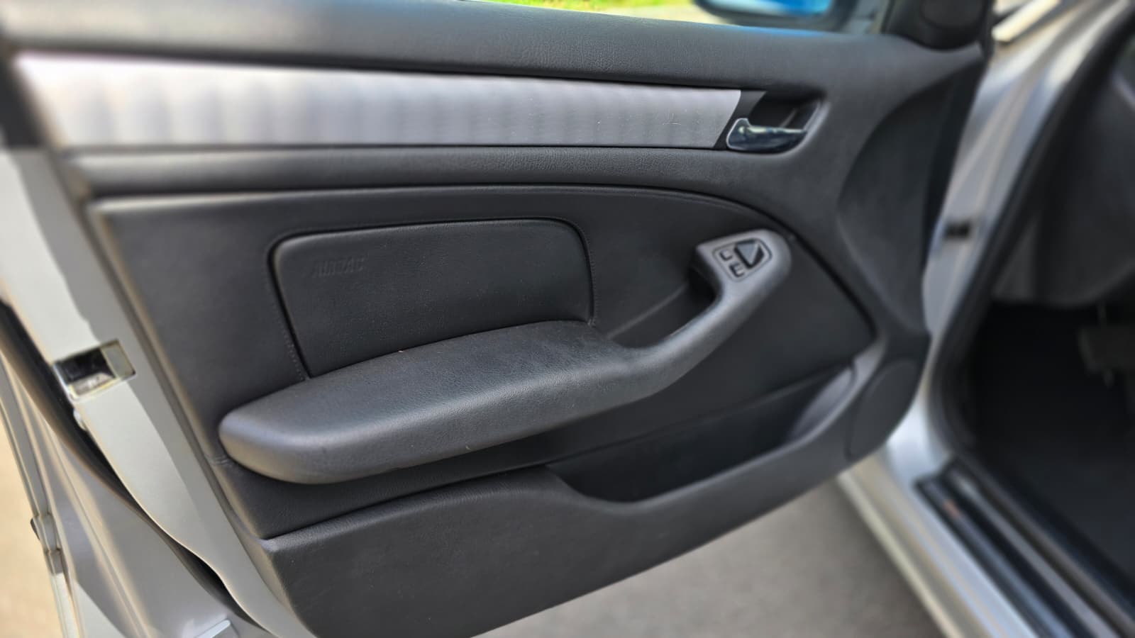 BMW 330xi Facelift Frisch ab MFK und Service / Elk Leder Sitz / XENON / Tempomat / PDC Sens. / Regen Sens.-image-10