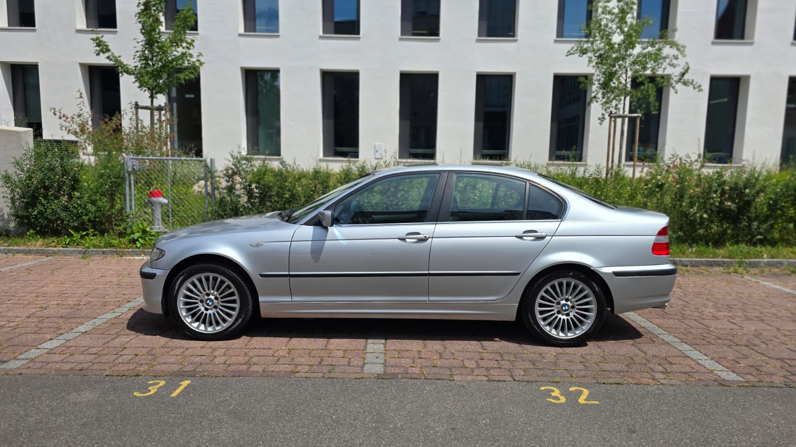 BMW 330xi Facelift Frisch ab MFK und Service / Elk Leder Sitz / XENON / Tempomat / PDC Sens. / Regen Sens.-image-4