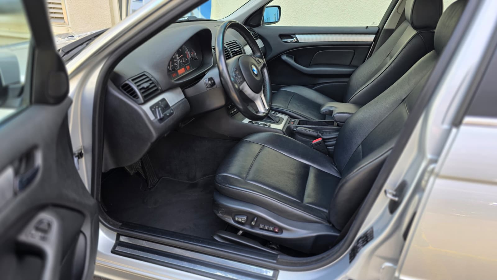 BMW 330xi Facelift Frisch ab MFK und Service / Elk Leder Sitz / XENON / Tempomat / PDC Sens. / Regen Sens.-image-11