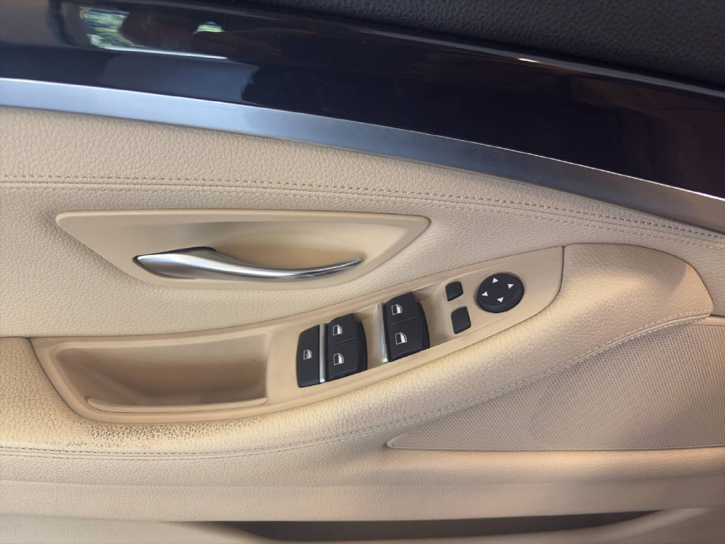 BMW 528i xDrive Touring-image-2
