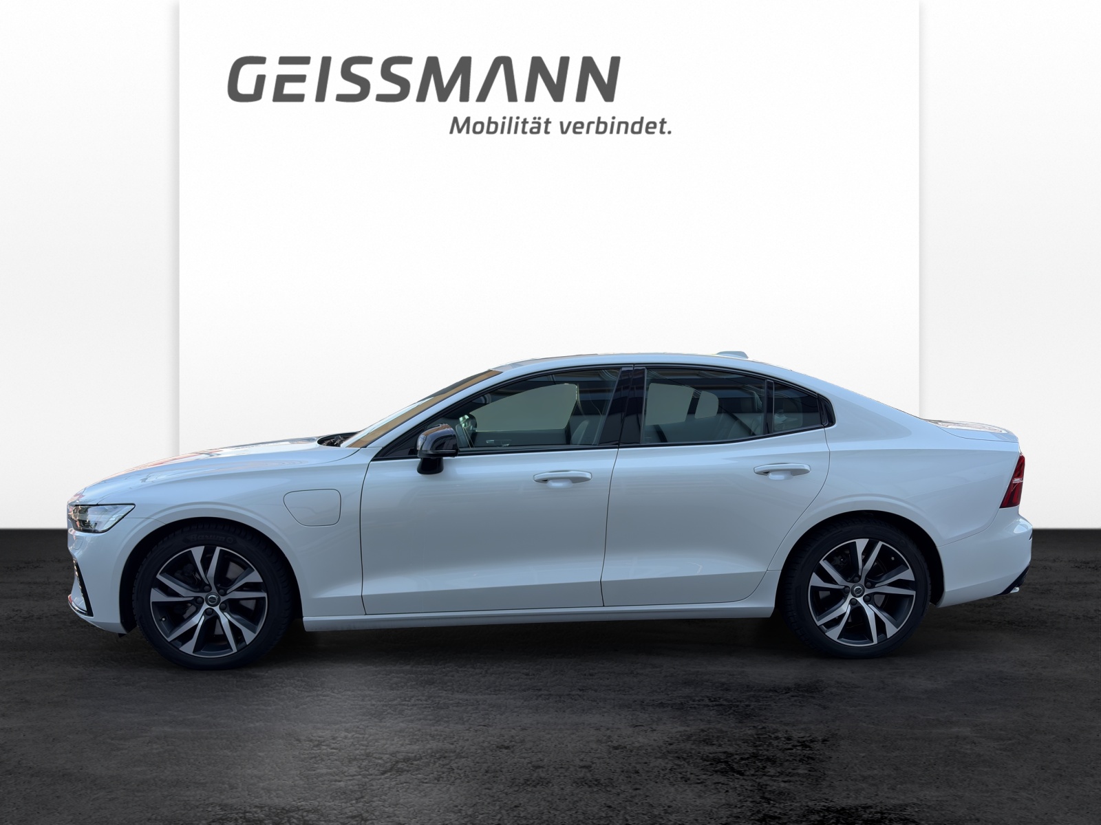 VOLVO S60 2.0 T8 TE R-Design eAWD-showroom-element-2