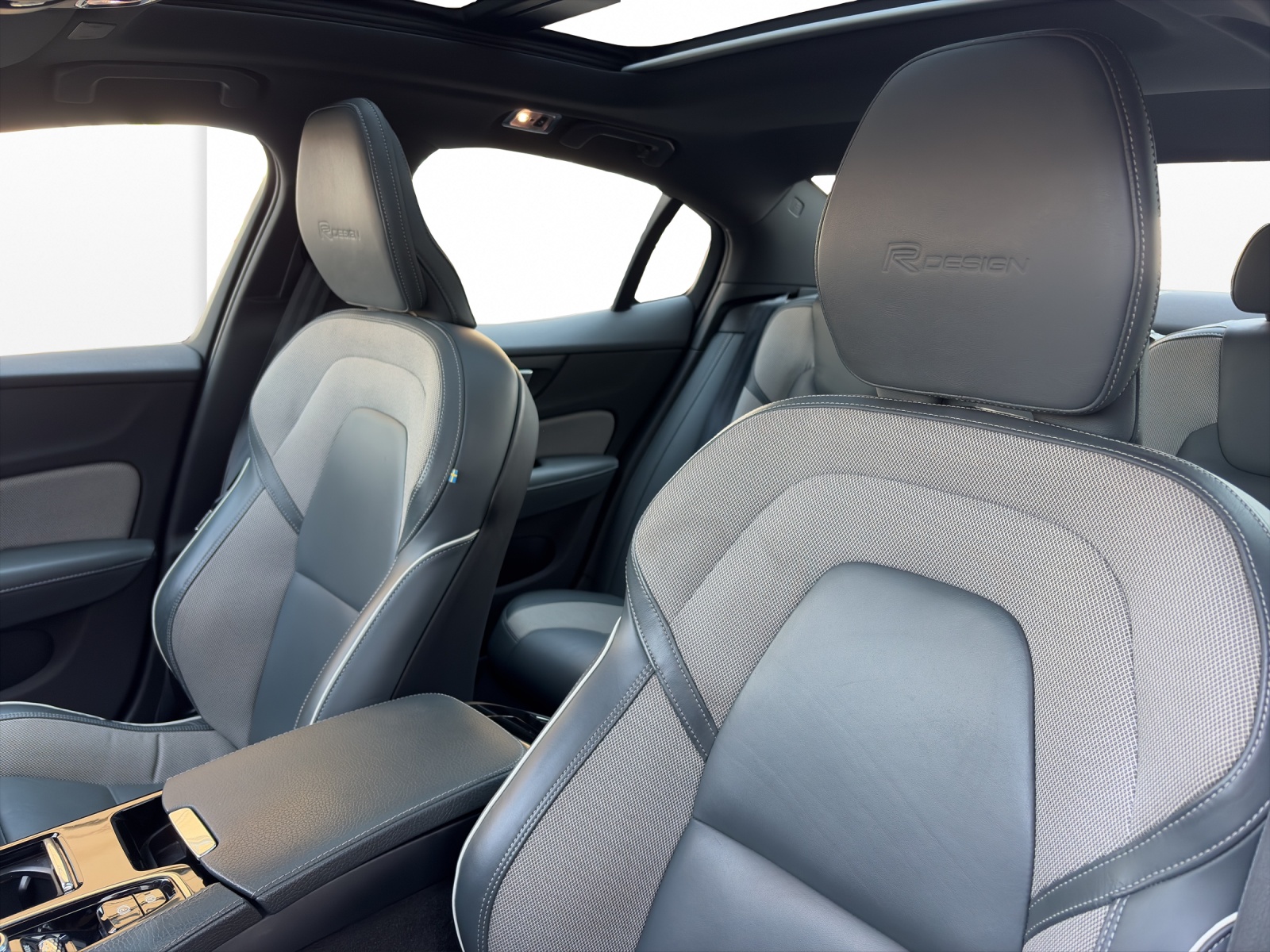 VOLVO S60 2.0 T8 TE R-Design eAWD-image-8