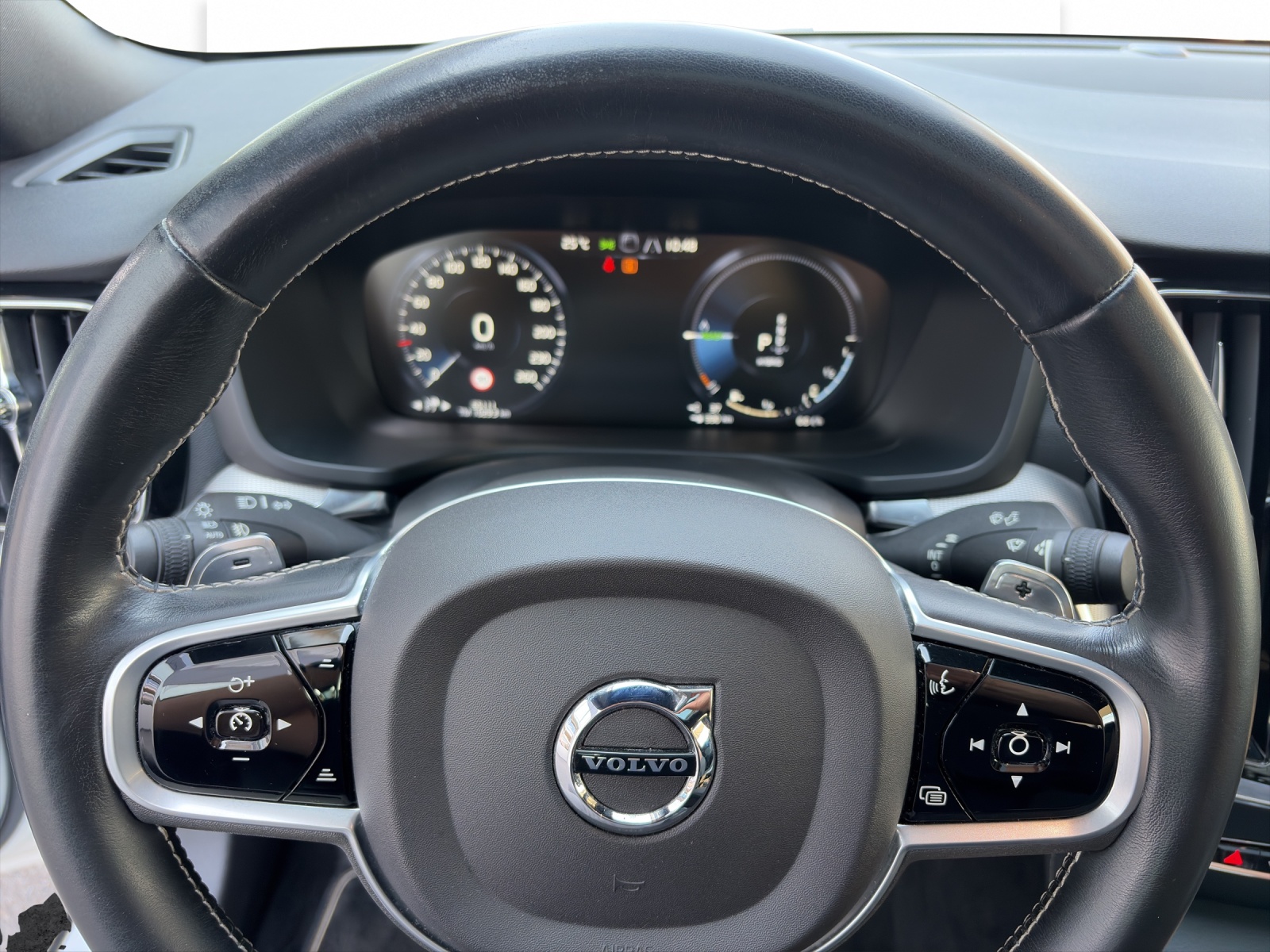 VOLVO S60 2.0 T8 TE R-Design eAWD-image-10