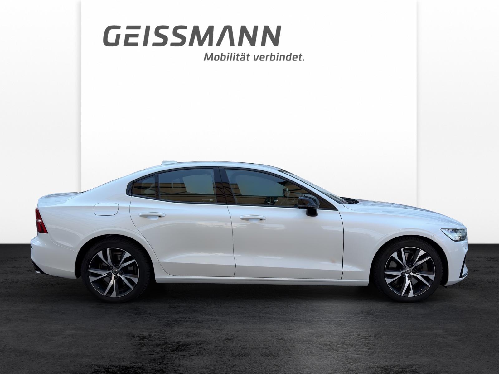 VOLVO S60 2.0 T8 TE R-Design eAWD-showroom-element-3