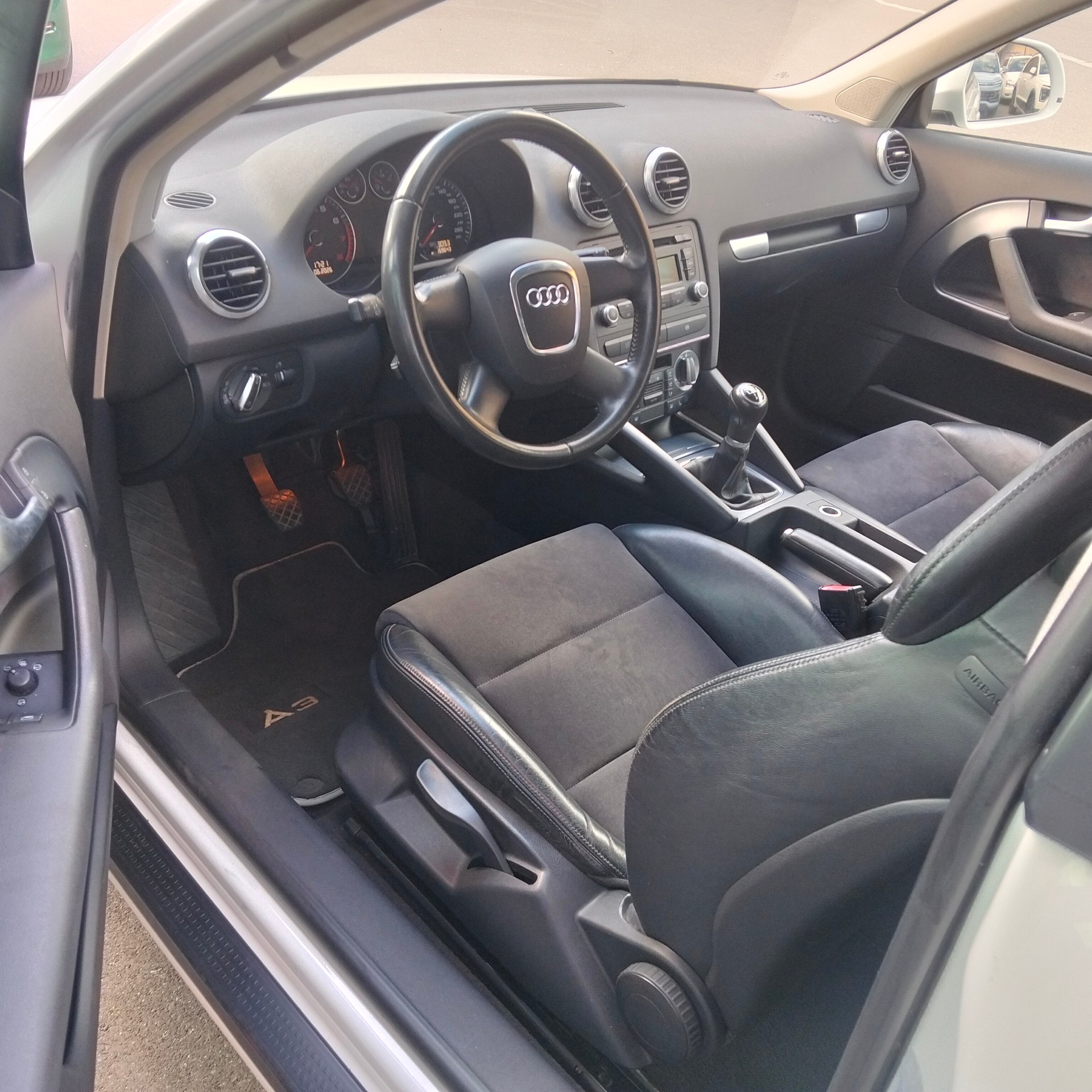 AUDI A3 1.8 TFSI Attraction-image-4