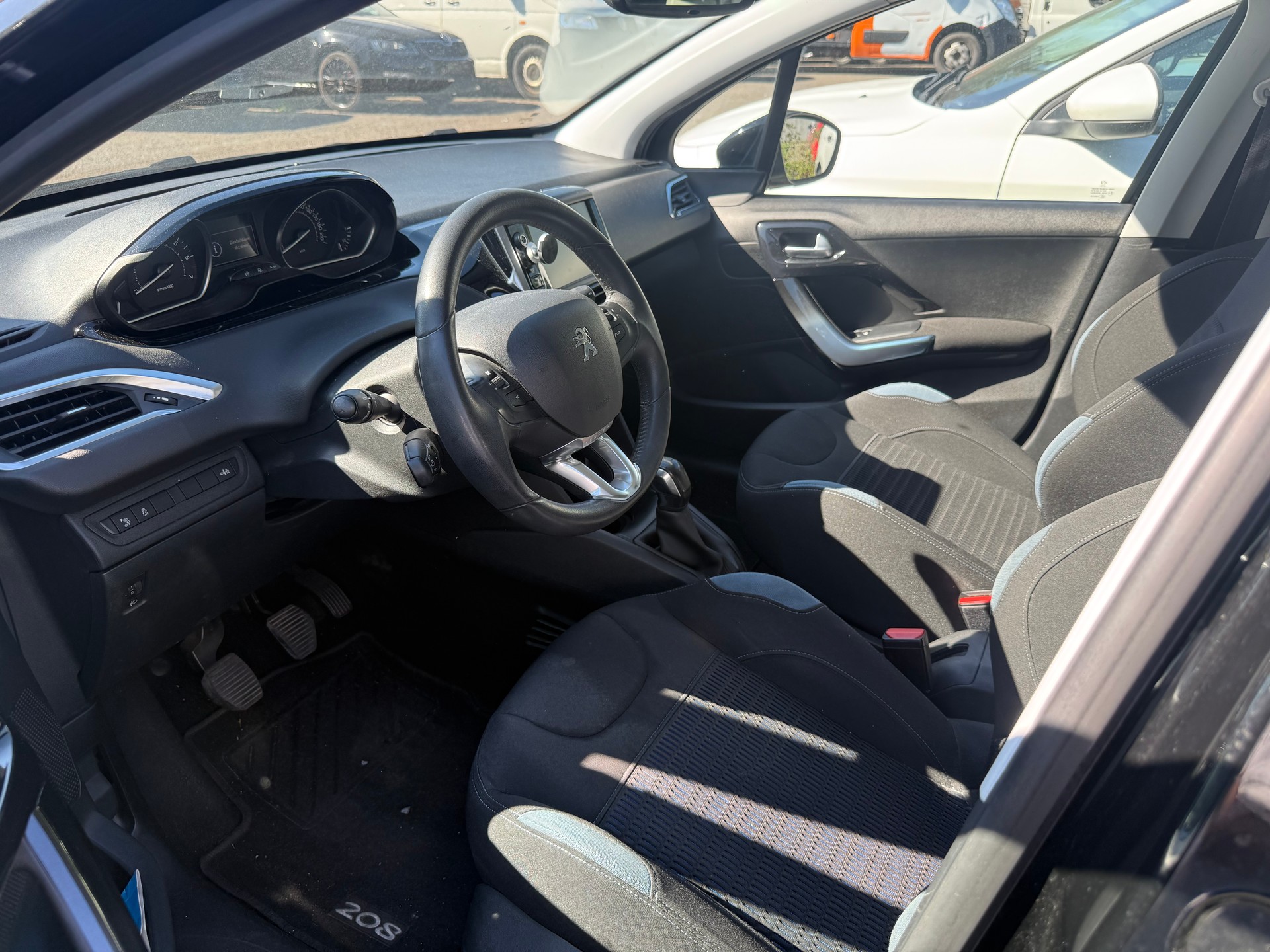 PEUGEOT 208 1.6 VTI Allure-image-9