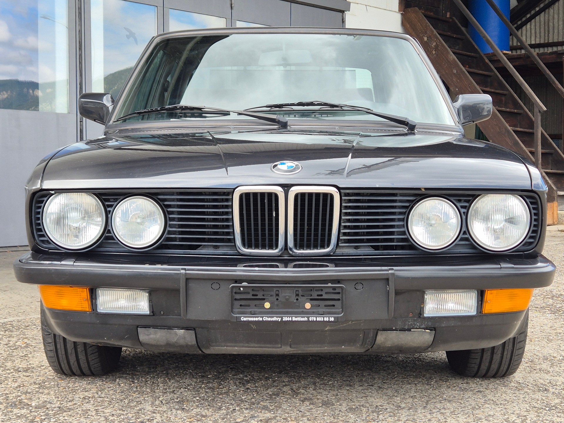 BMW 520i Edition-showroom-element-2