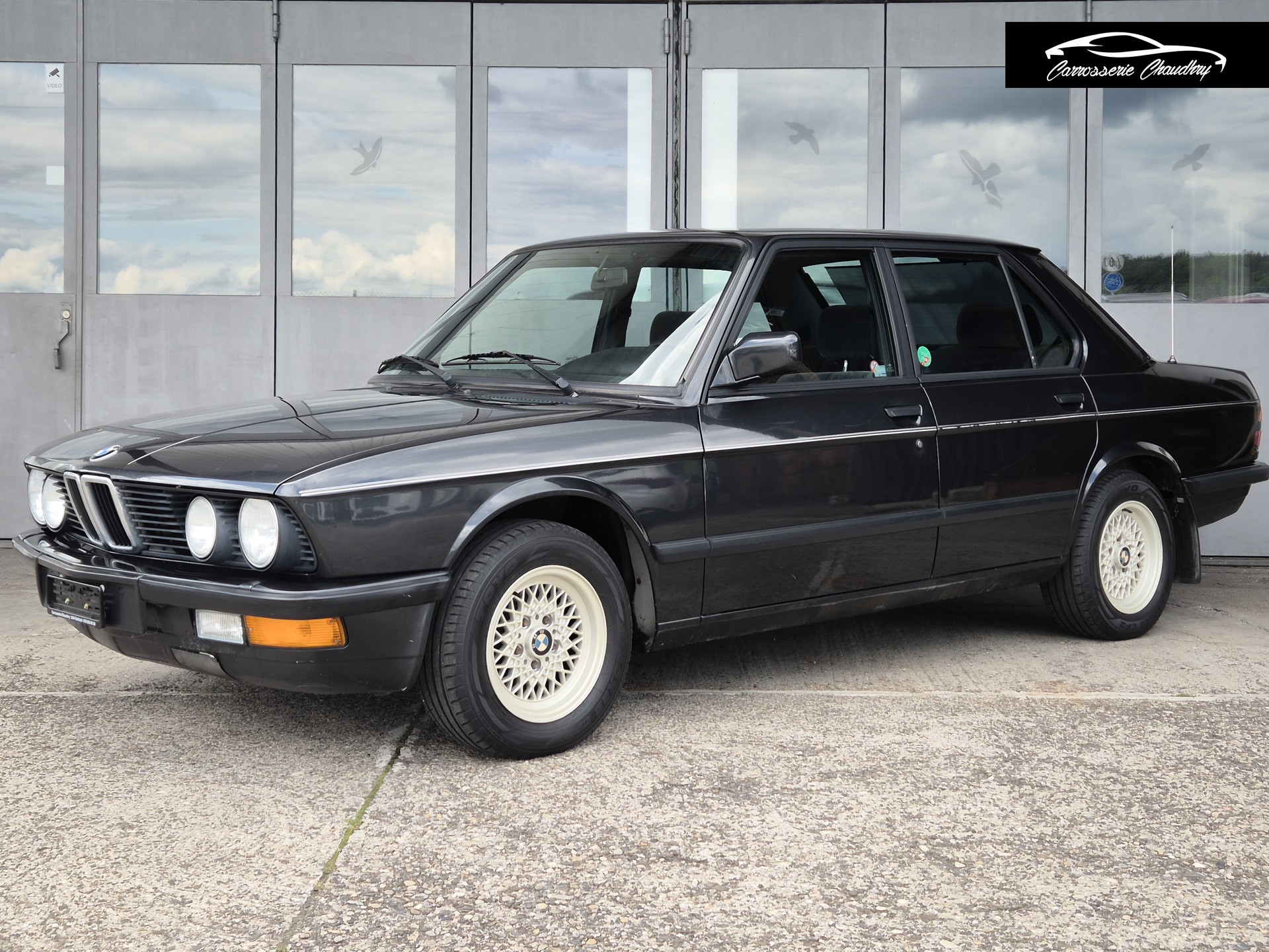 BMW 520i Edition-showroom-element-1