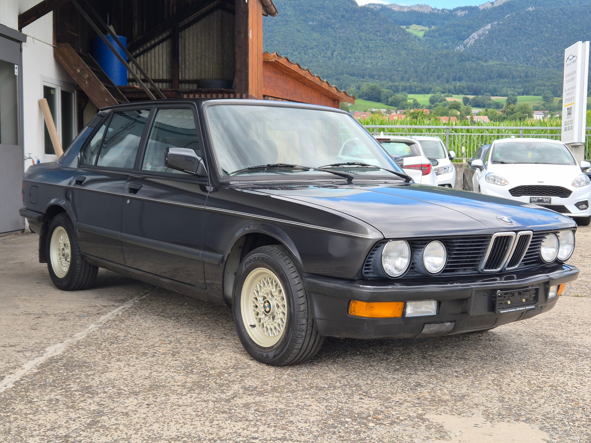 BMW 520i Edition-showroom-element-3