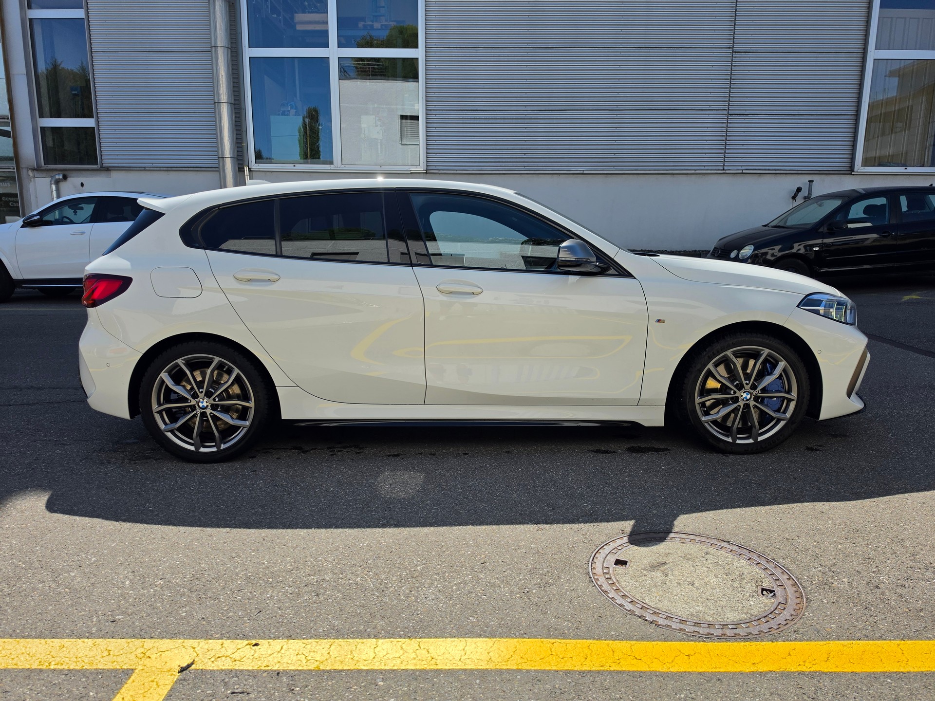 BMW M135i xDrive Steptronic-showroom-element-3