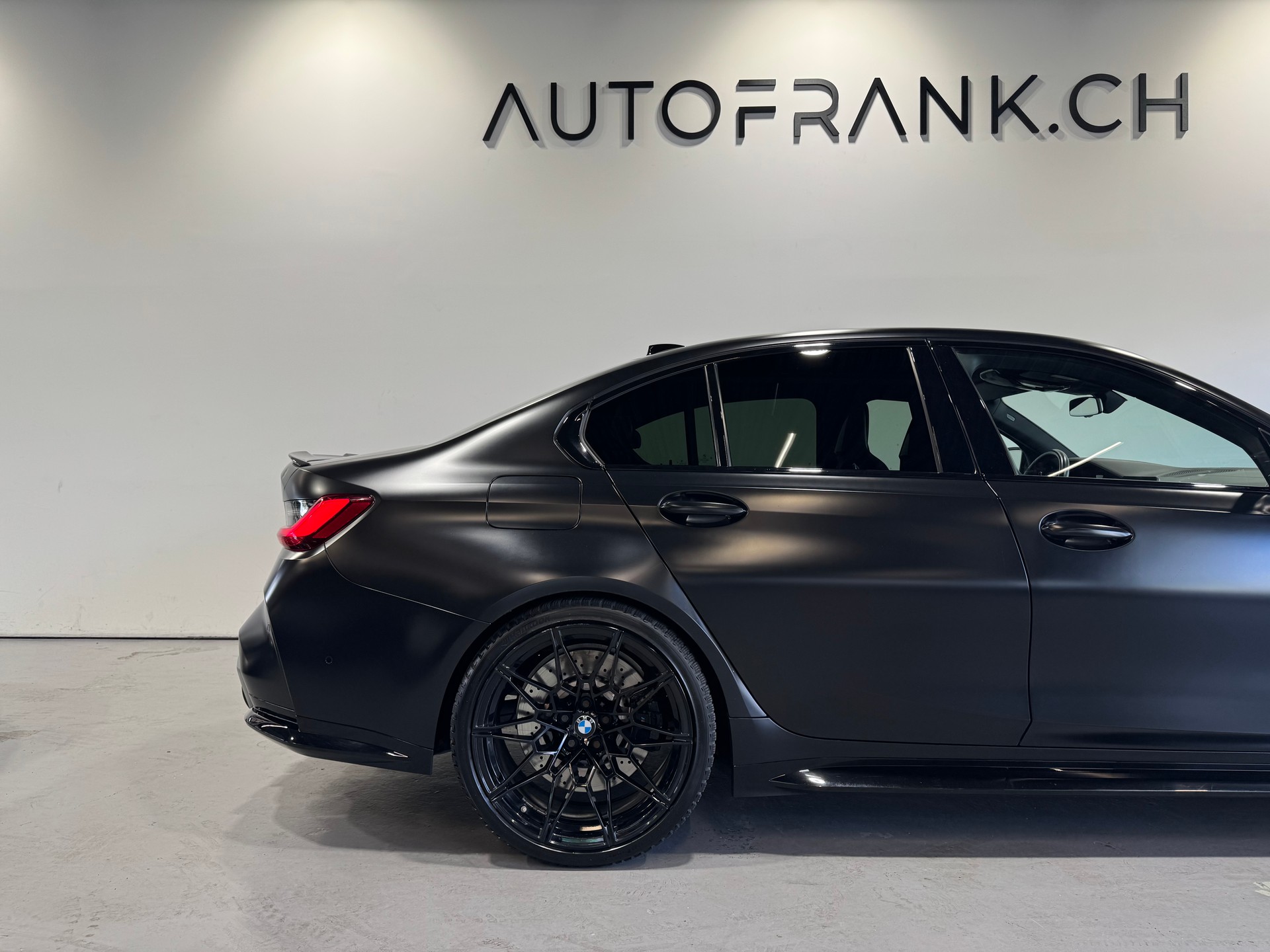 BMW M3 Competition xDrive-showroom-element-2