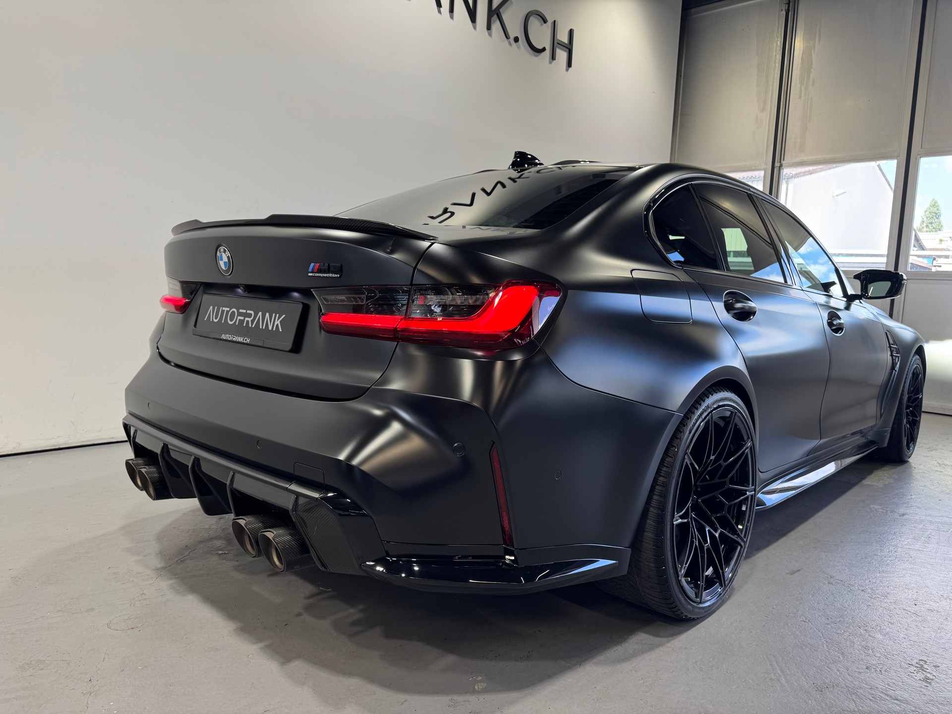 BMW M3 Competition xDrive-showroom-element-3