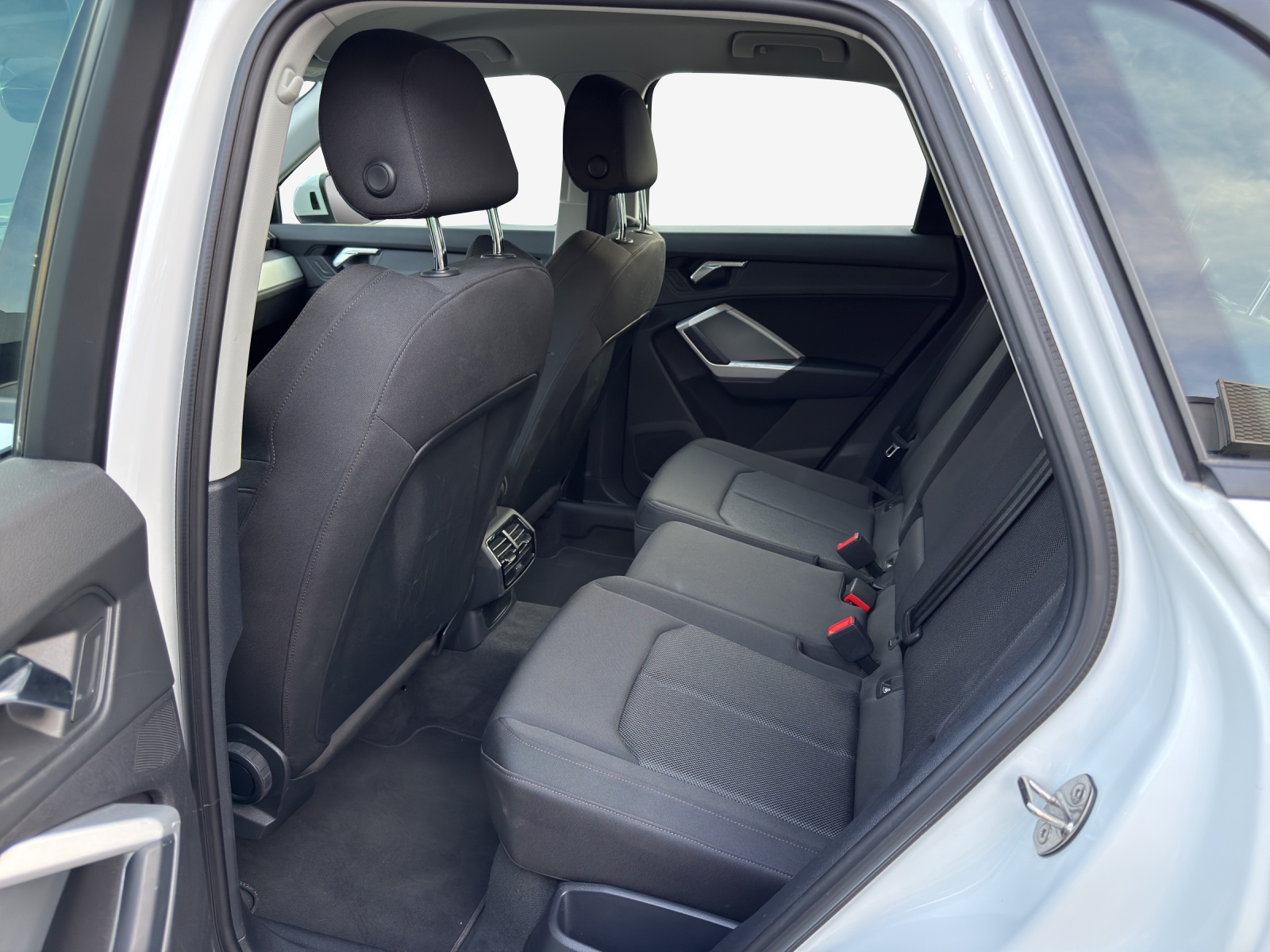 AUDI Q3 35 TDI Attraction quattro S-tronic-image-11