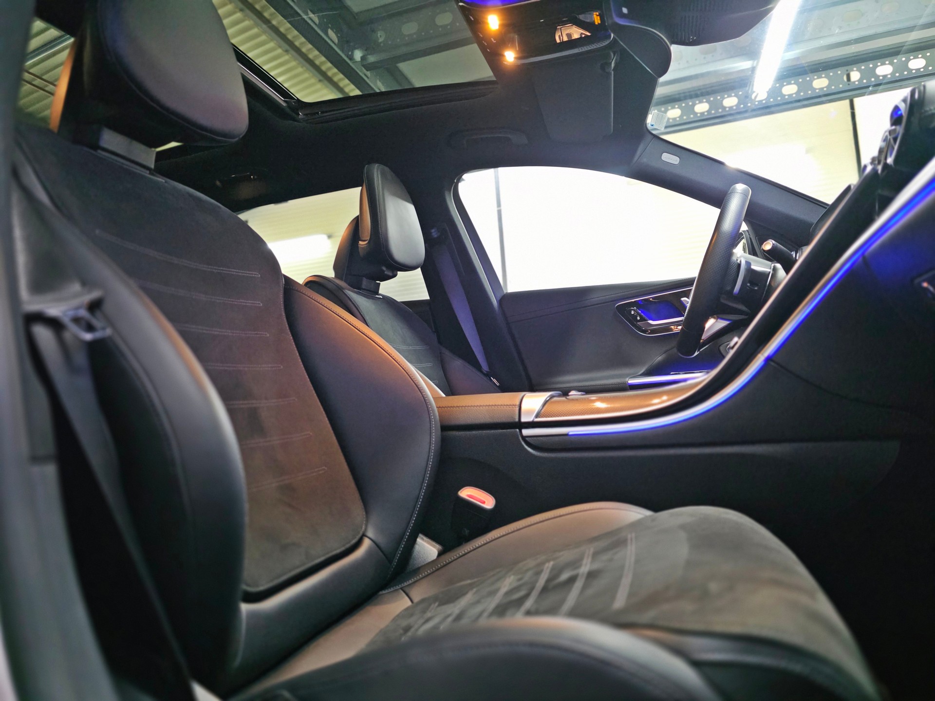MERCEDES-BENZ C 300 e T AMG Line-image-17