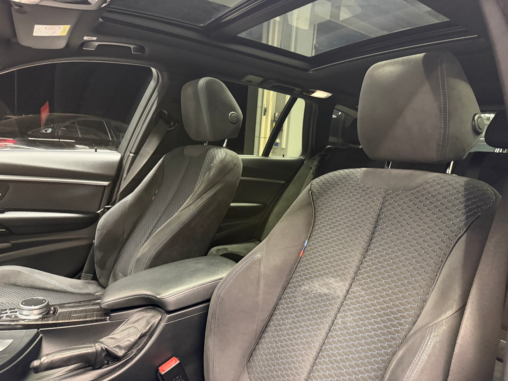 BMW 320d xDrive SAG Touring *M-Sport*CH-Auto*Panorama-Glasdach*-image-16