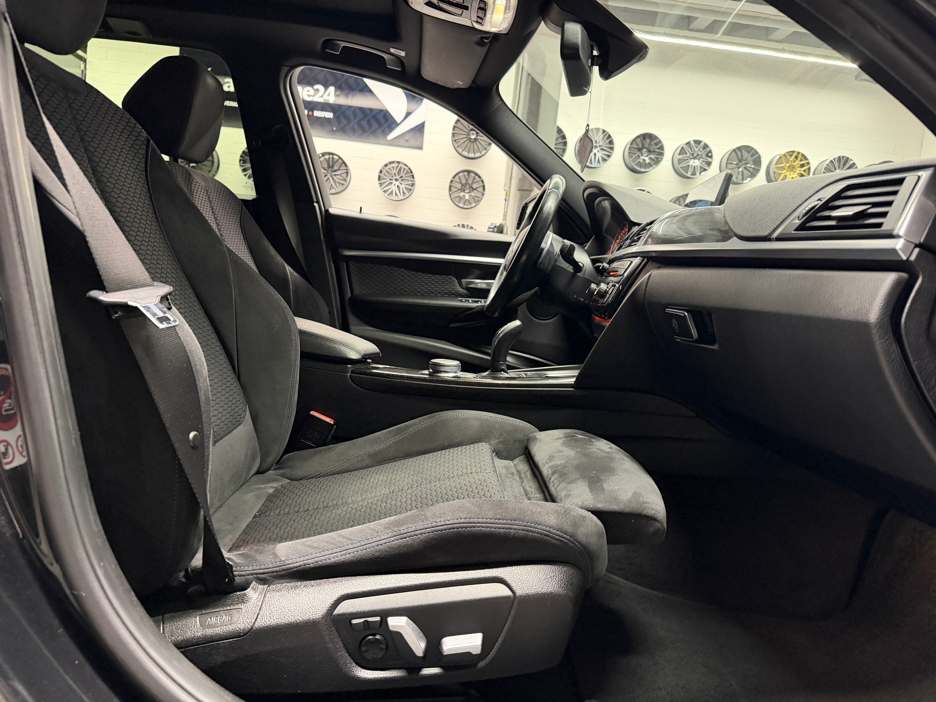 BMW 320d xDrive SAG Touring *M-Sport*CH-Auto*Panorama-Glasdach*-image-11