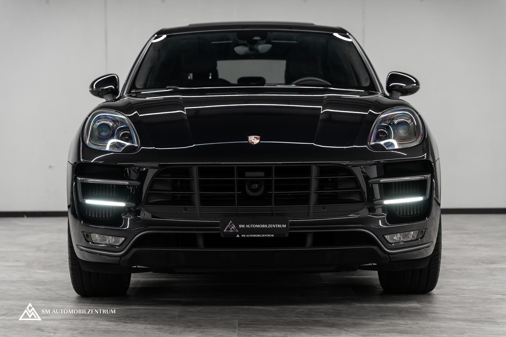 PORSCHE Macan Turbo PDK / Panorama / Sport Chrono / 21" 911 Turbo Design / Luftfahrwerk-showroom-element-1