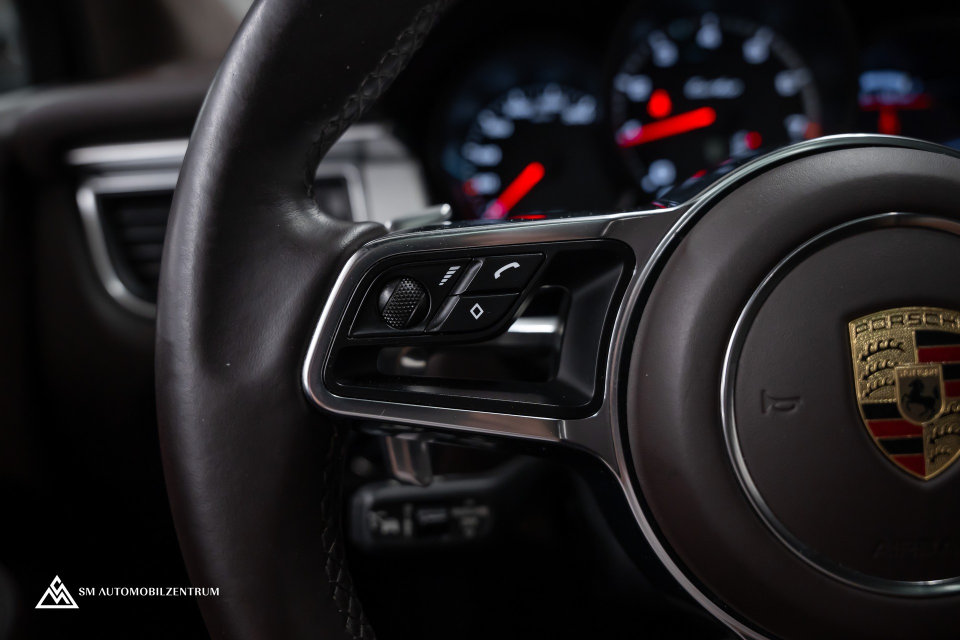 PORSCHE Macan Turbo PDK / Panorama / Sport Chrono / 21" 911 Turbo Design / Luftfahrwerk-image-23