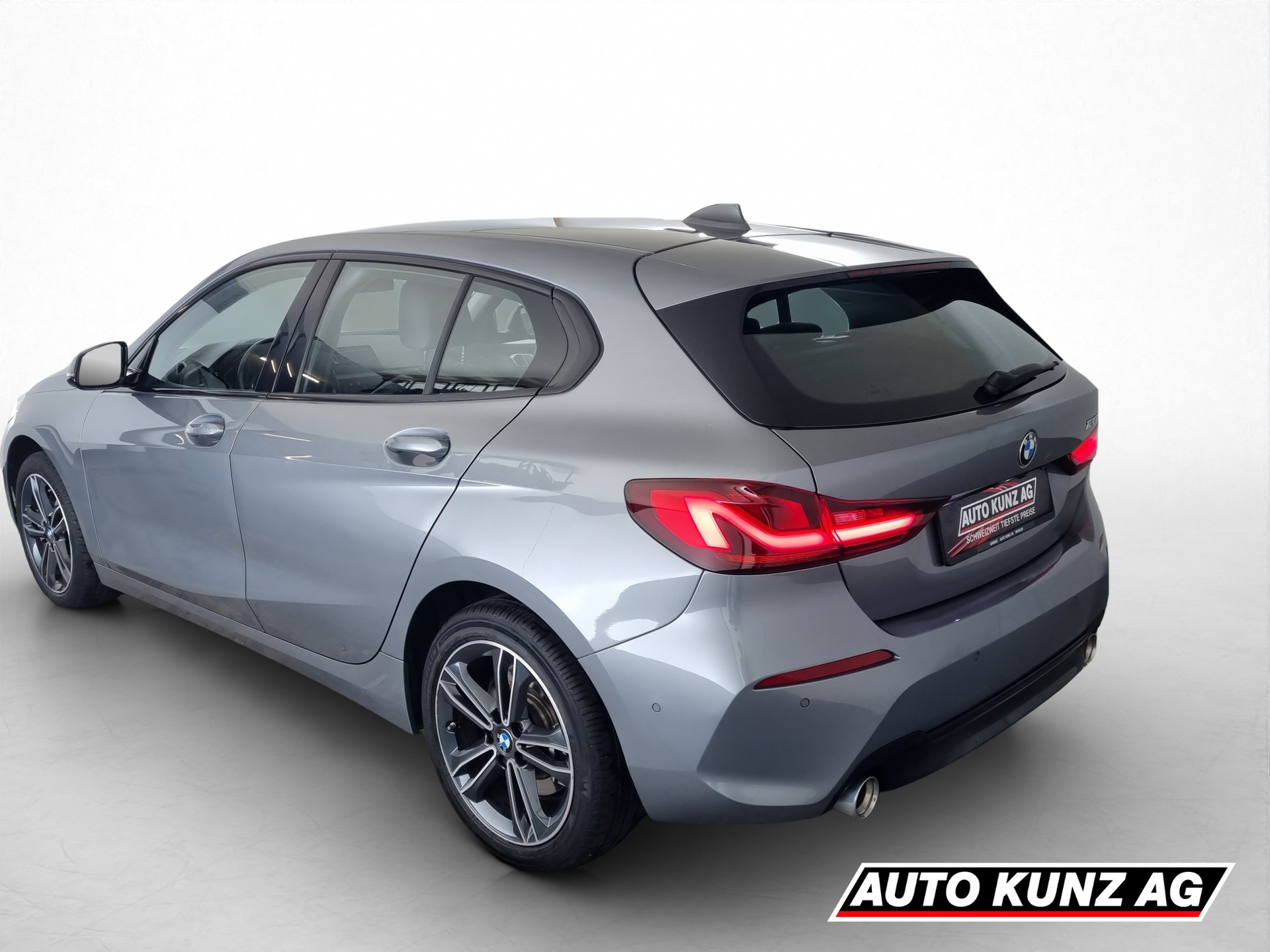 BMW 120i Sport Line-showroom-element-3