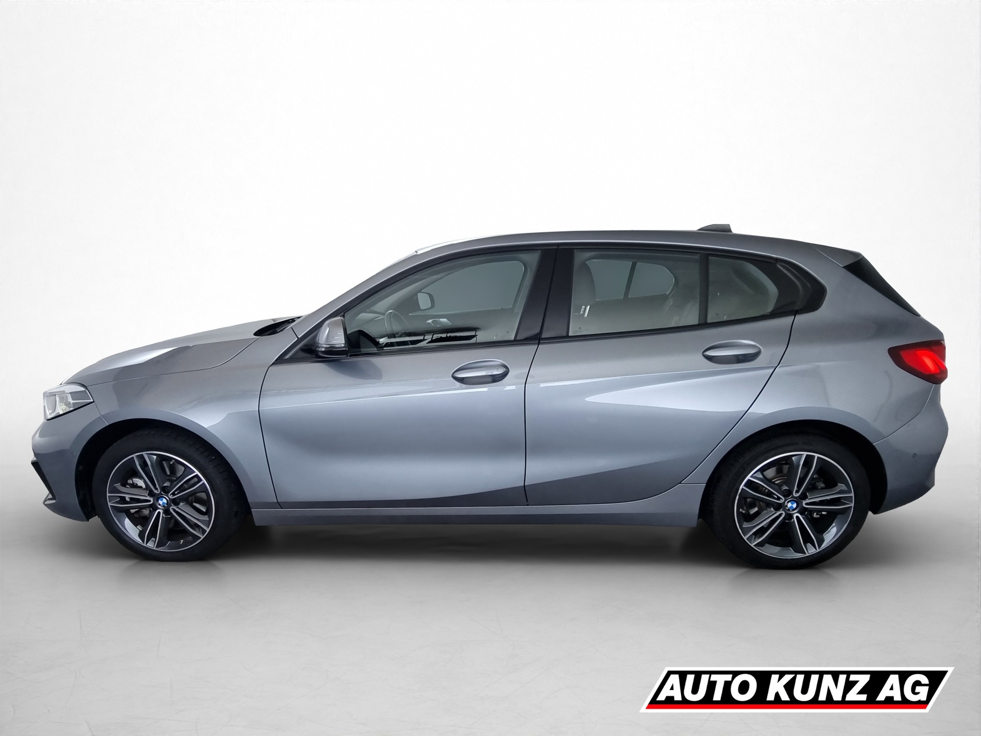 BMW 120i Sport Line-showroom-element-2