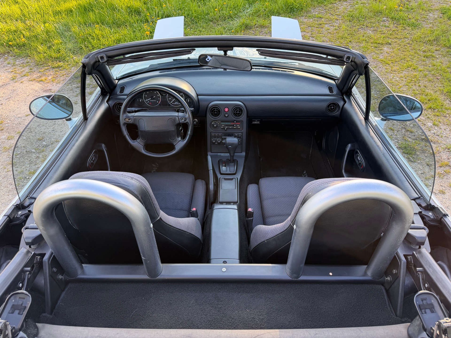 MAZDA MX-5 1.6i-16-image-12