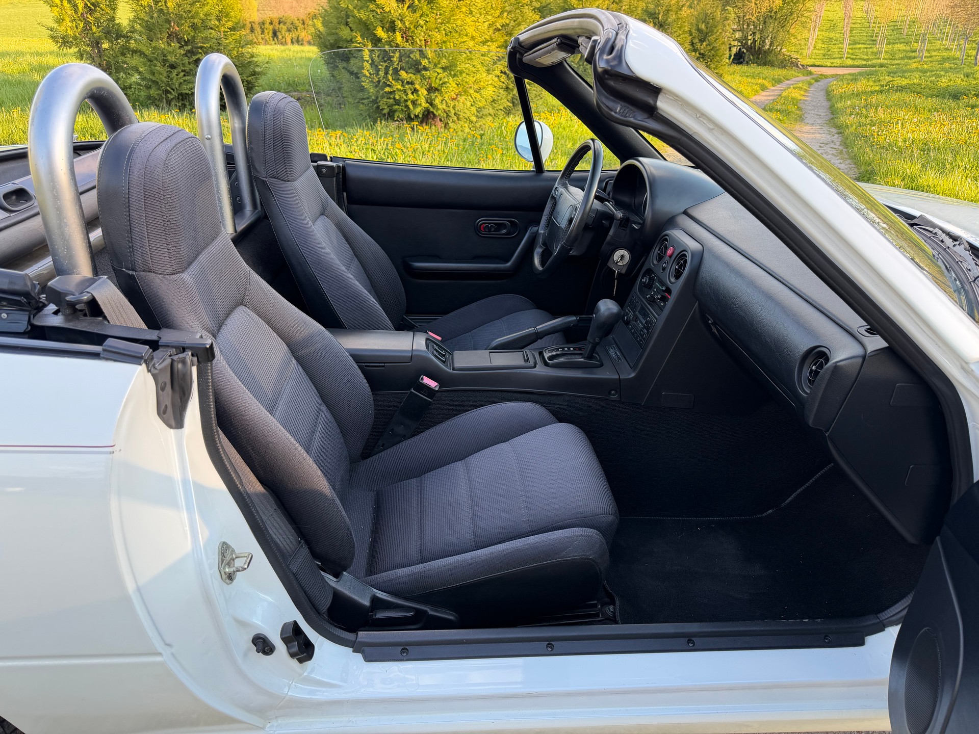 MAZDA MX-5 1.6i-16-image-14