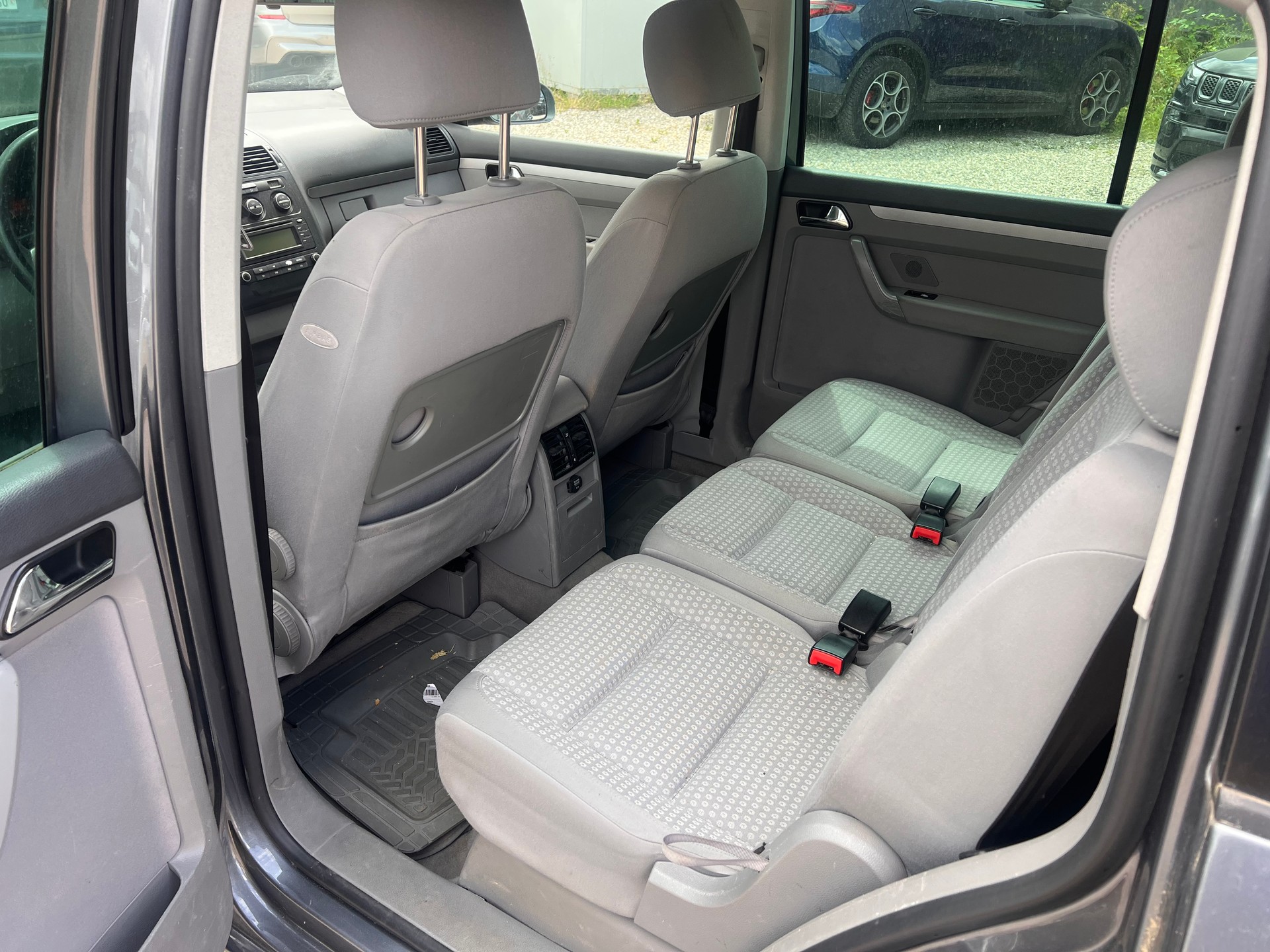 VW Touran 2.0 TDI Trendline-image-11