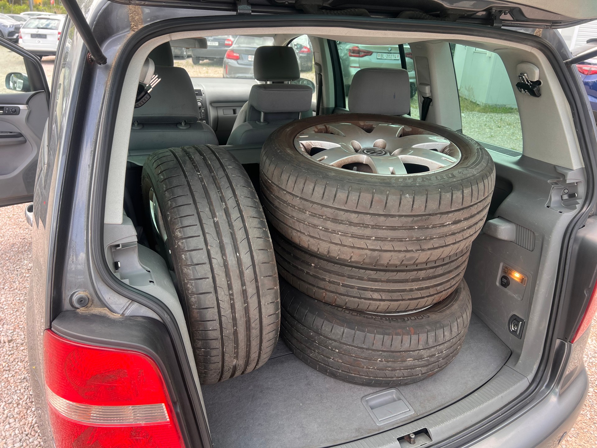 VW Touran 2.0 TDI Trendline-image-13