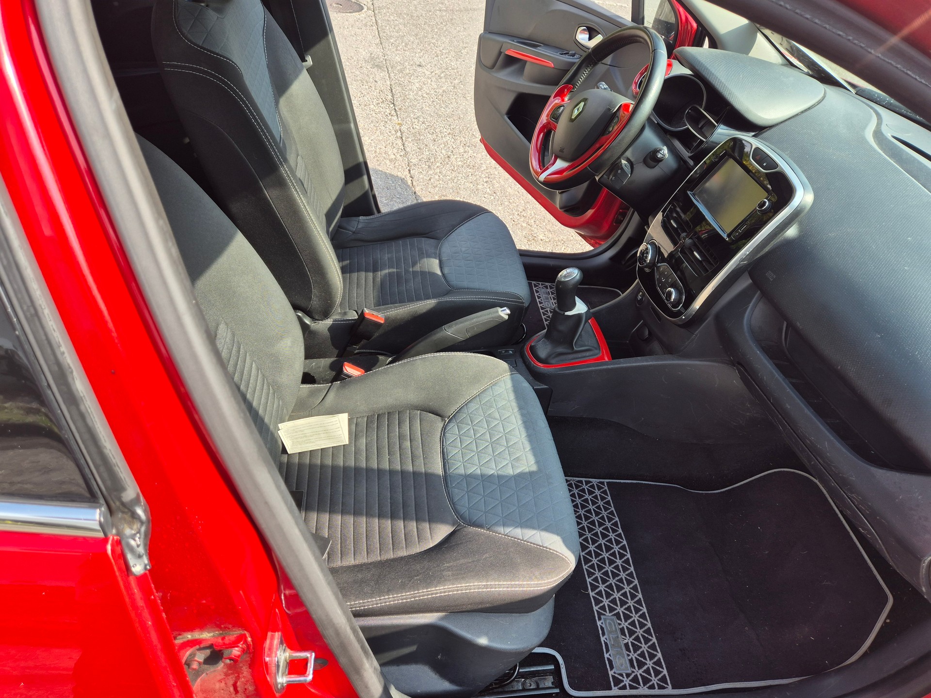 RENAULT Clio 1.5 dCi Swiss Edition-image-8