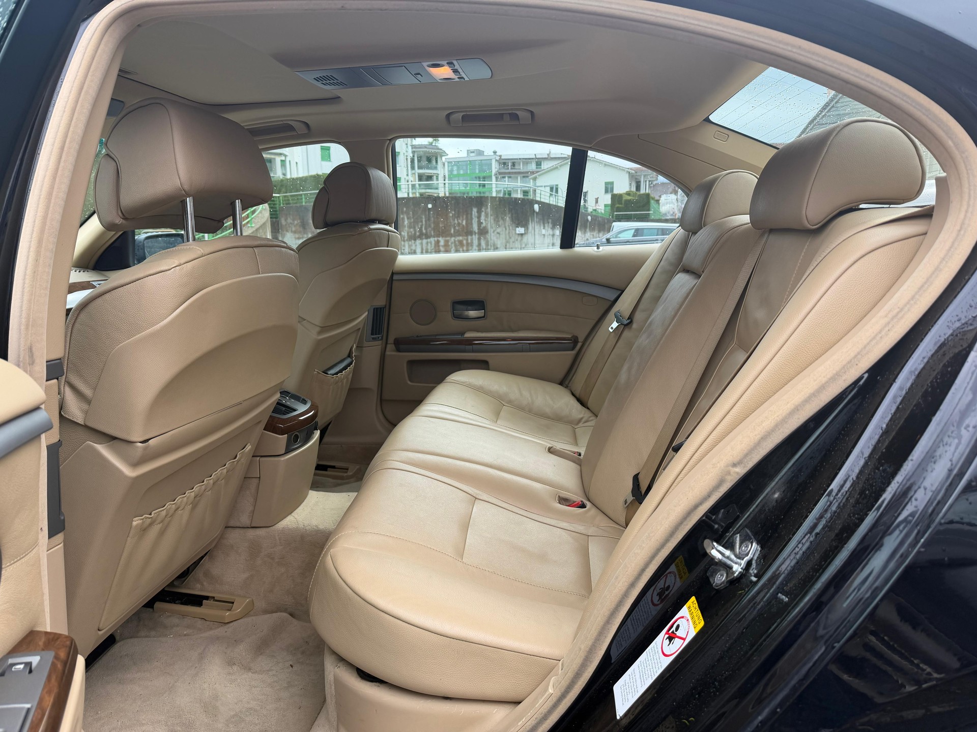 BMW 735i-showroom-element-3