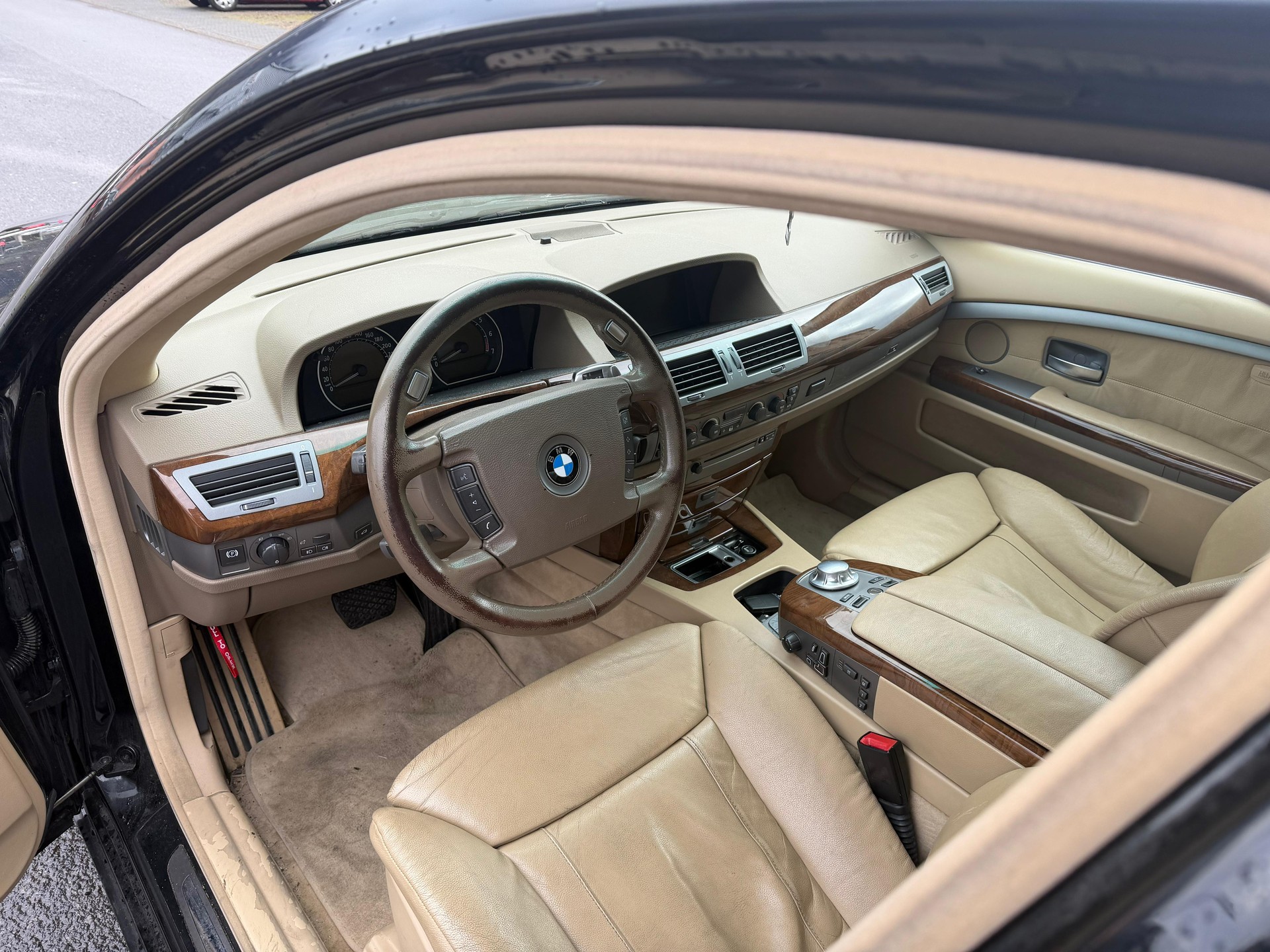 BMW 735i-image-6