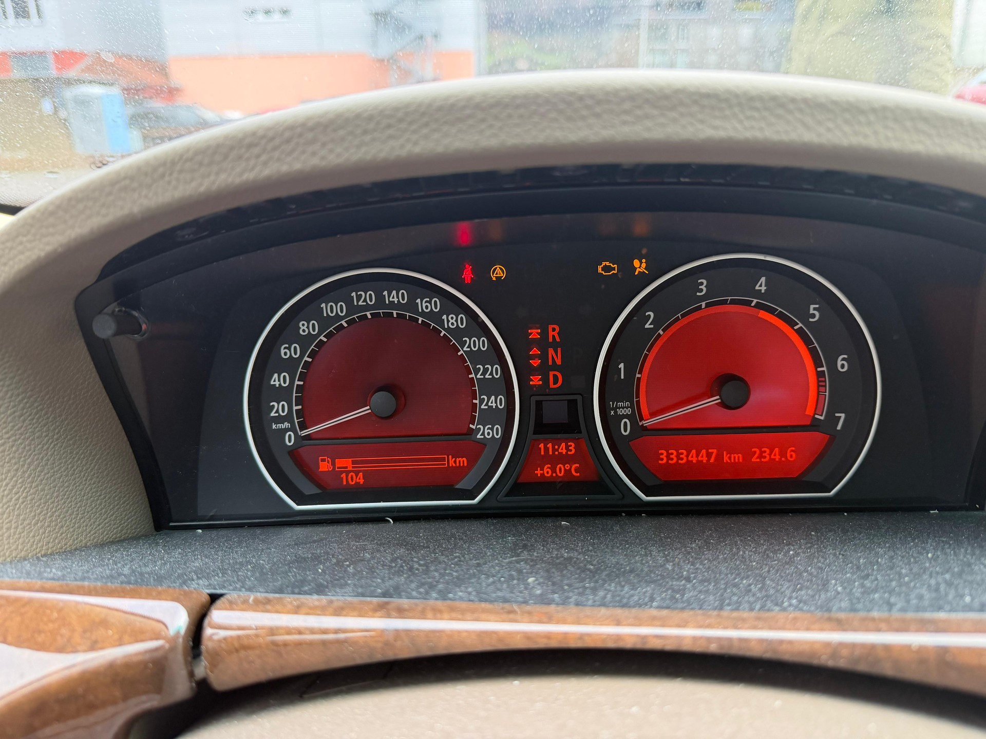 BMW 735i-image-9