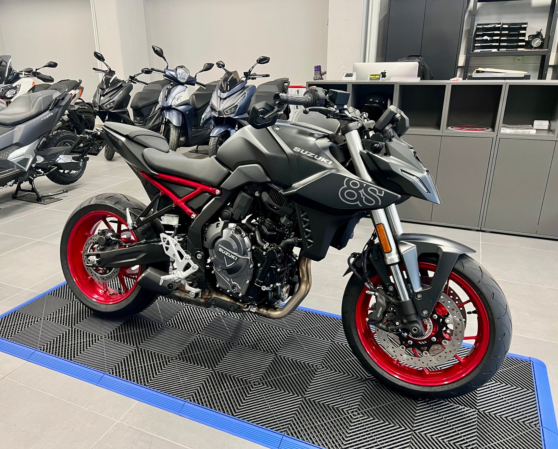 SUZUKI GSX-8S