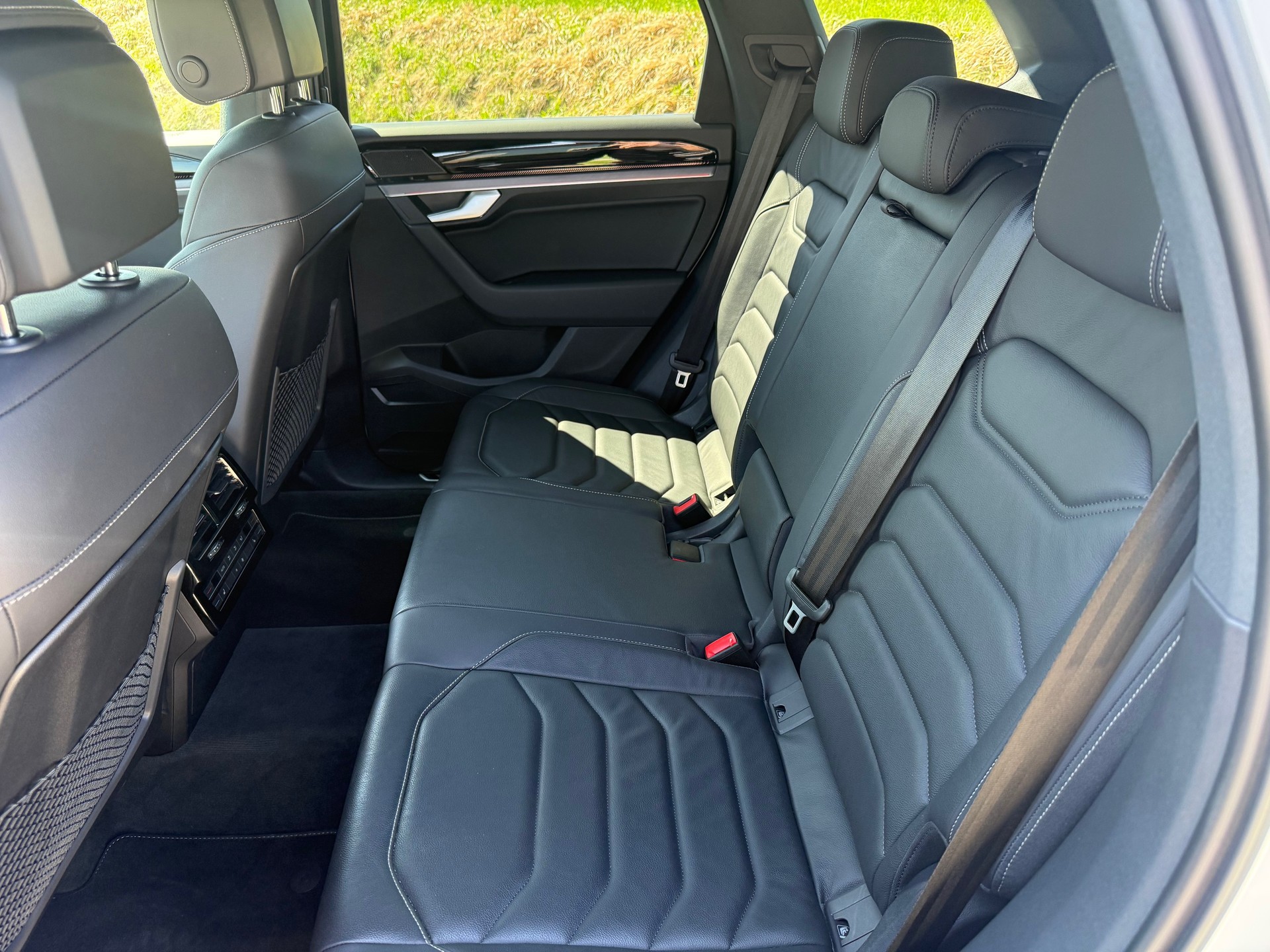 VW Touareg 3.0 TDI Elegance Tiptronic R-Line-image-9