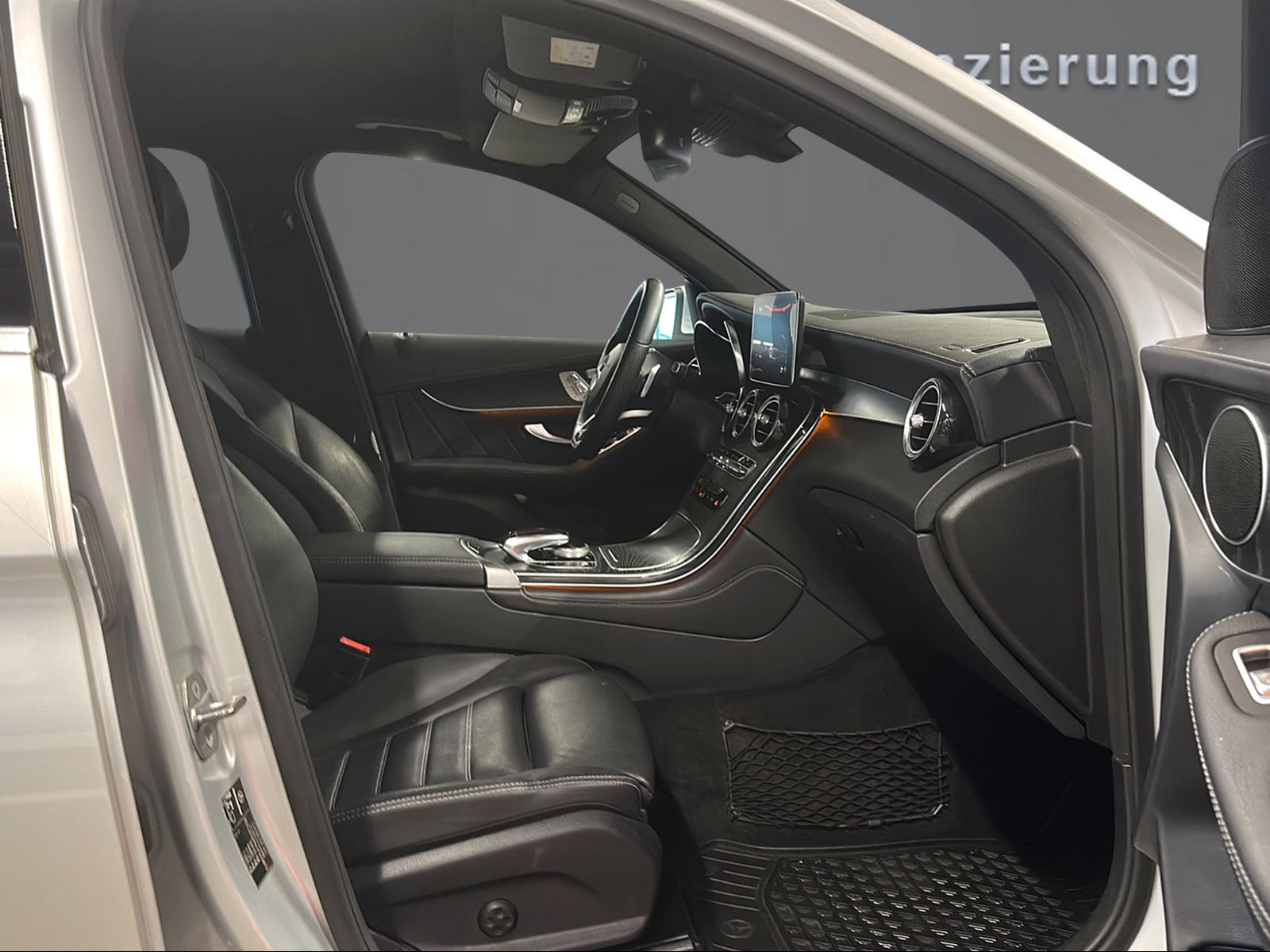 MERCEDES-BENZ GLC 250 AMG Line 4Matic 9G-Tronic-image-10