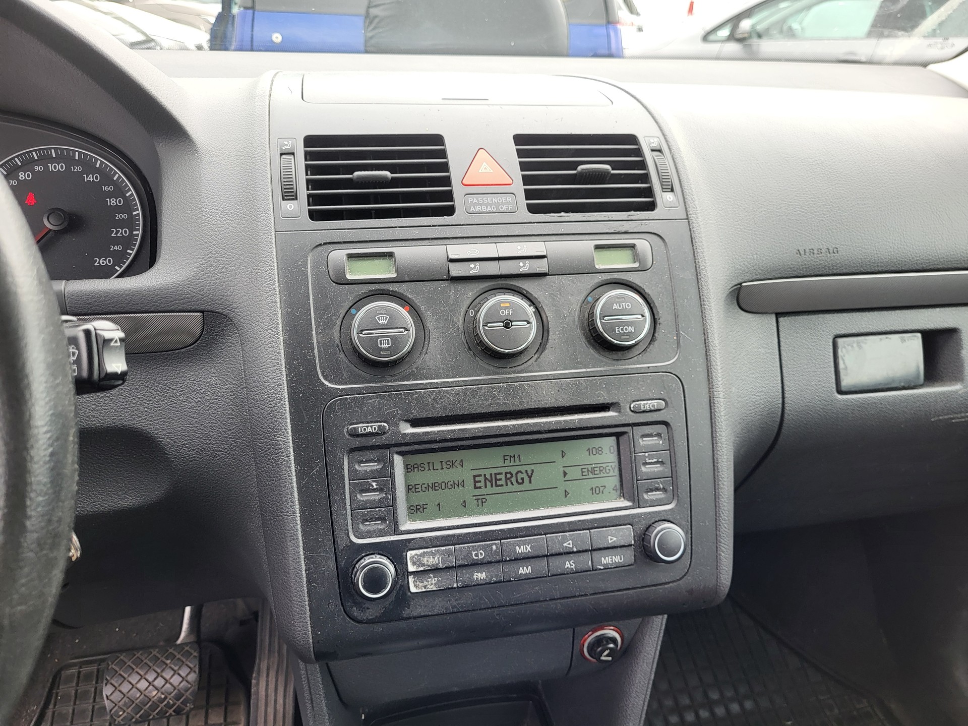 VW Touran 2.0 TDI Trendline-image-12
