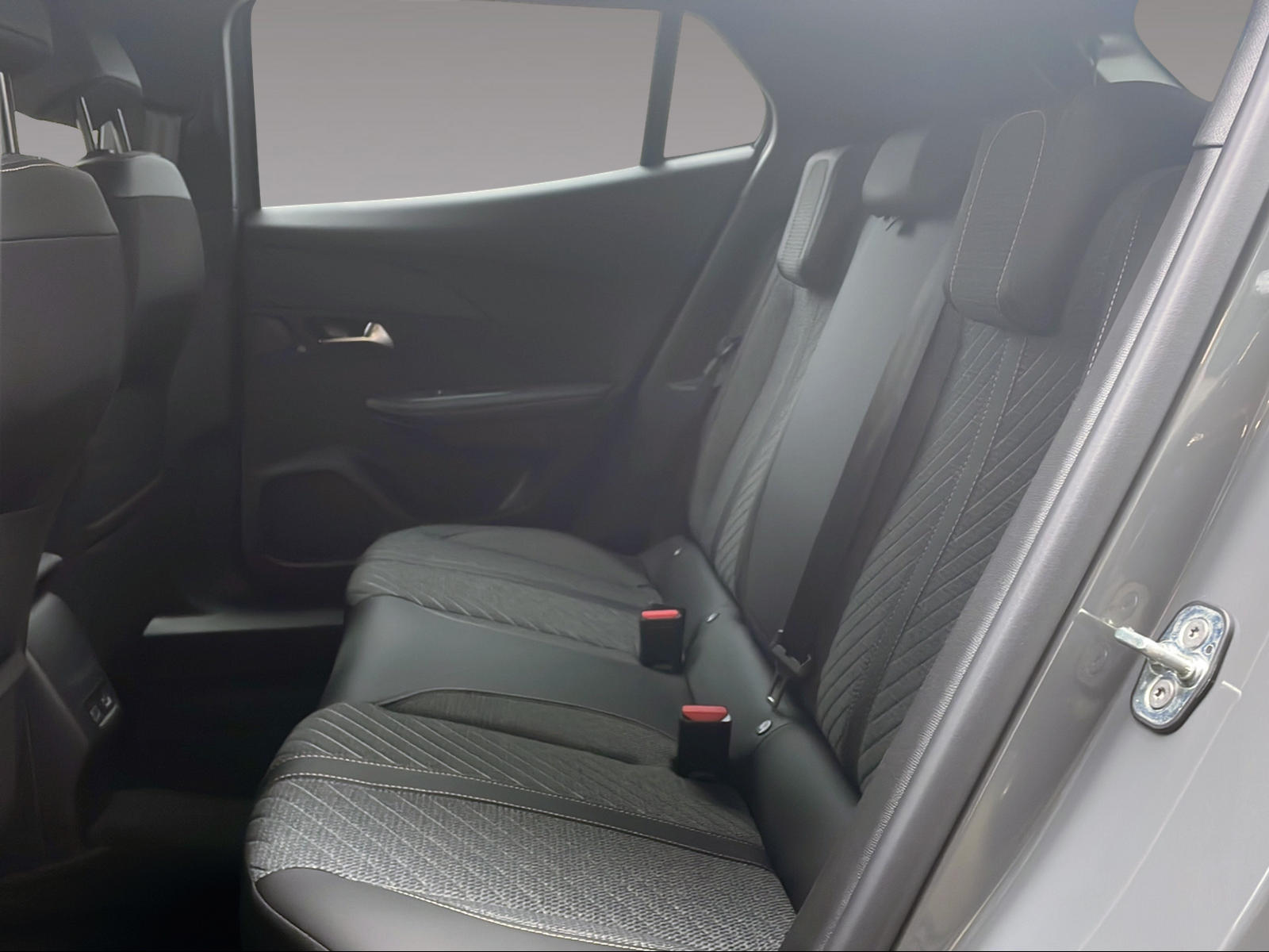 PEUGEOT 2008 1.2 PureTech 130 Allure Premium-image-11