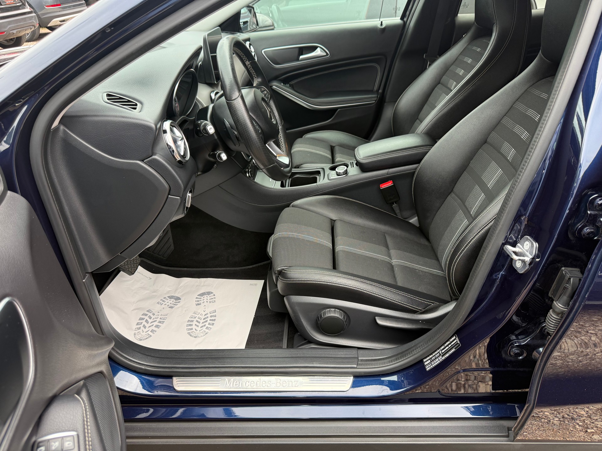 MERCEDES-BENZ GLA 200 Urban 7G-DCT-image-9