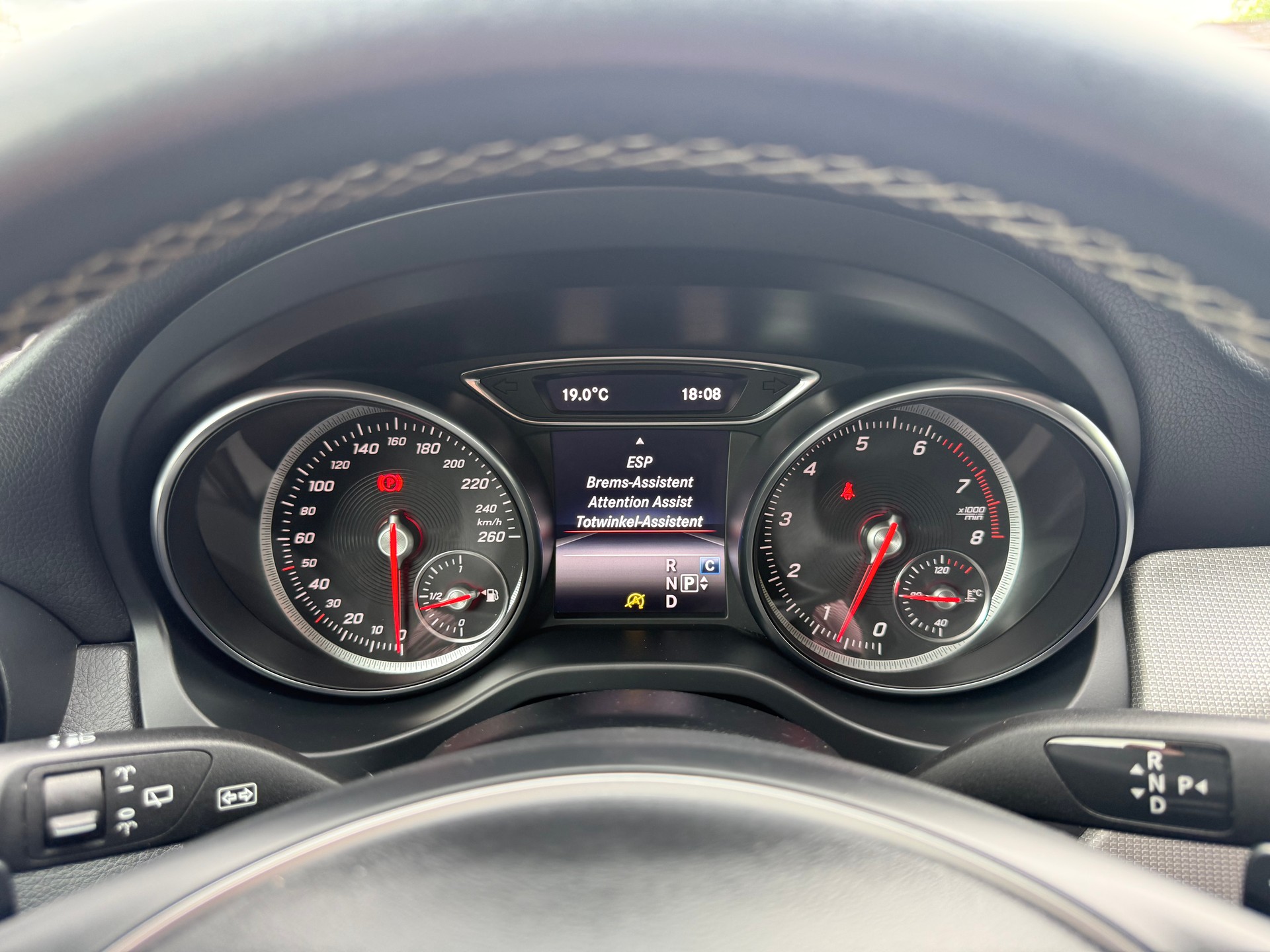 MERCEDES-BENZ GLA 200 Urban 7G-DCT-image-8