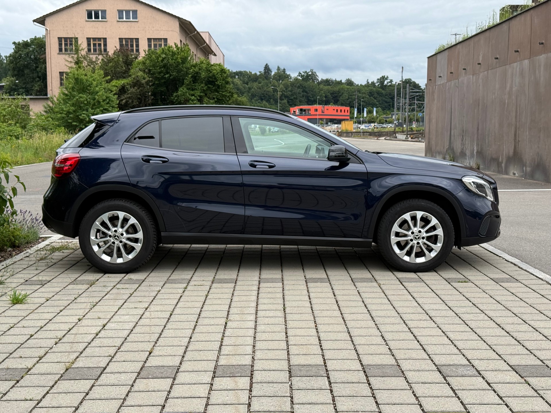 MERCEDES-BENZ GLA 200 Urban 7G-DCT-showroom-element-3