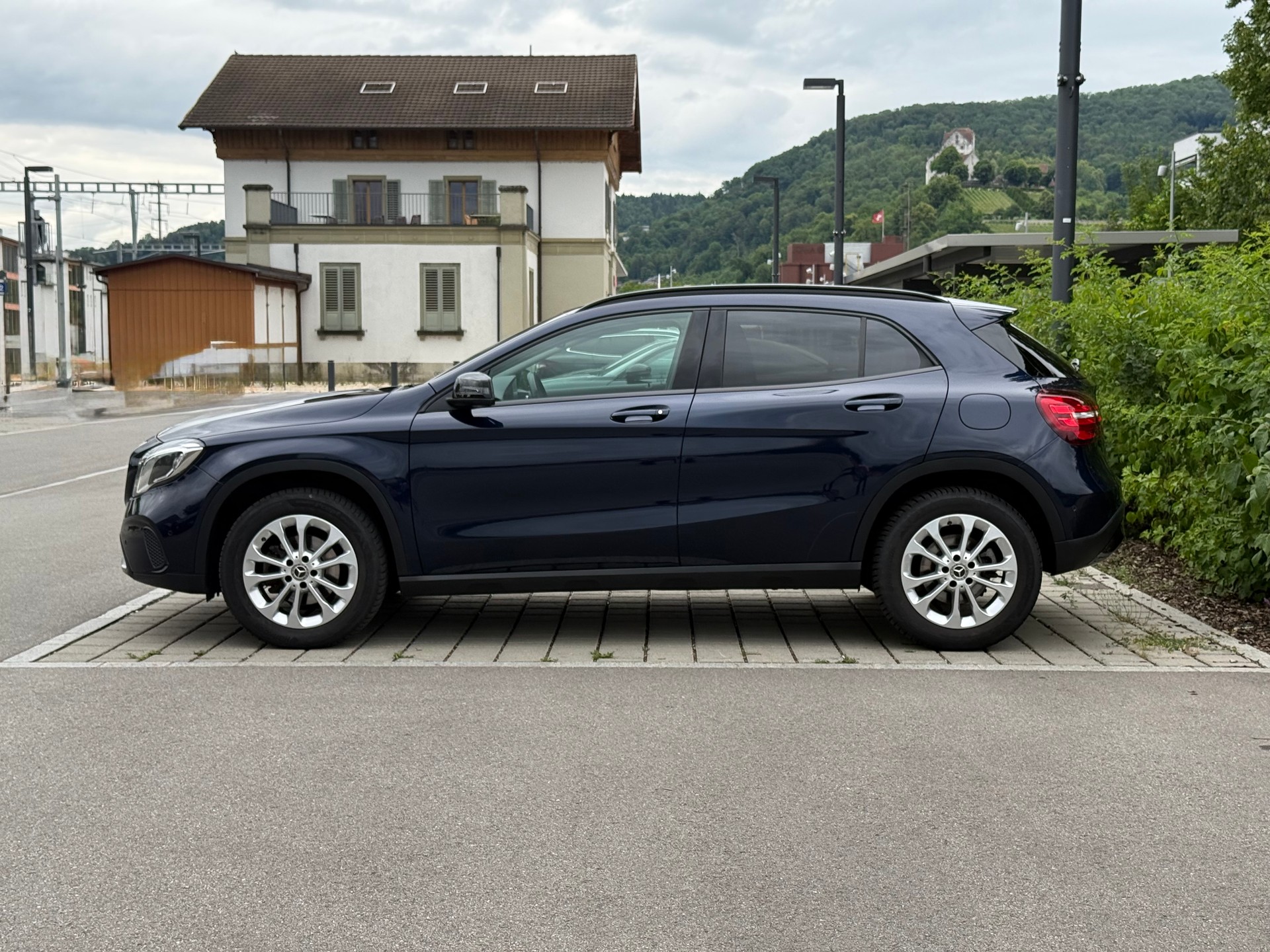MERCEDES-BENZ GLA 200 Urban 7G-DCT-showroom-element-1