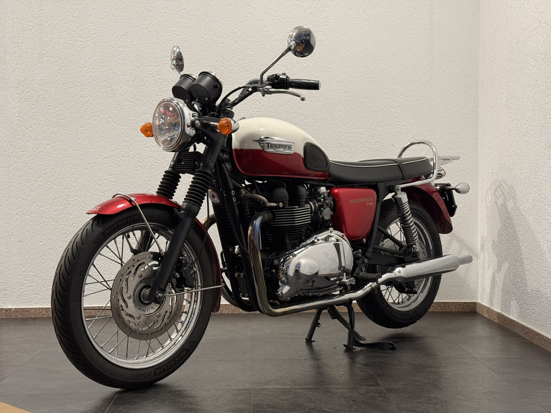 TRIUMPH Bonneville 900-image-2