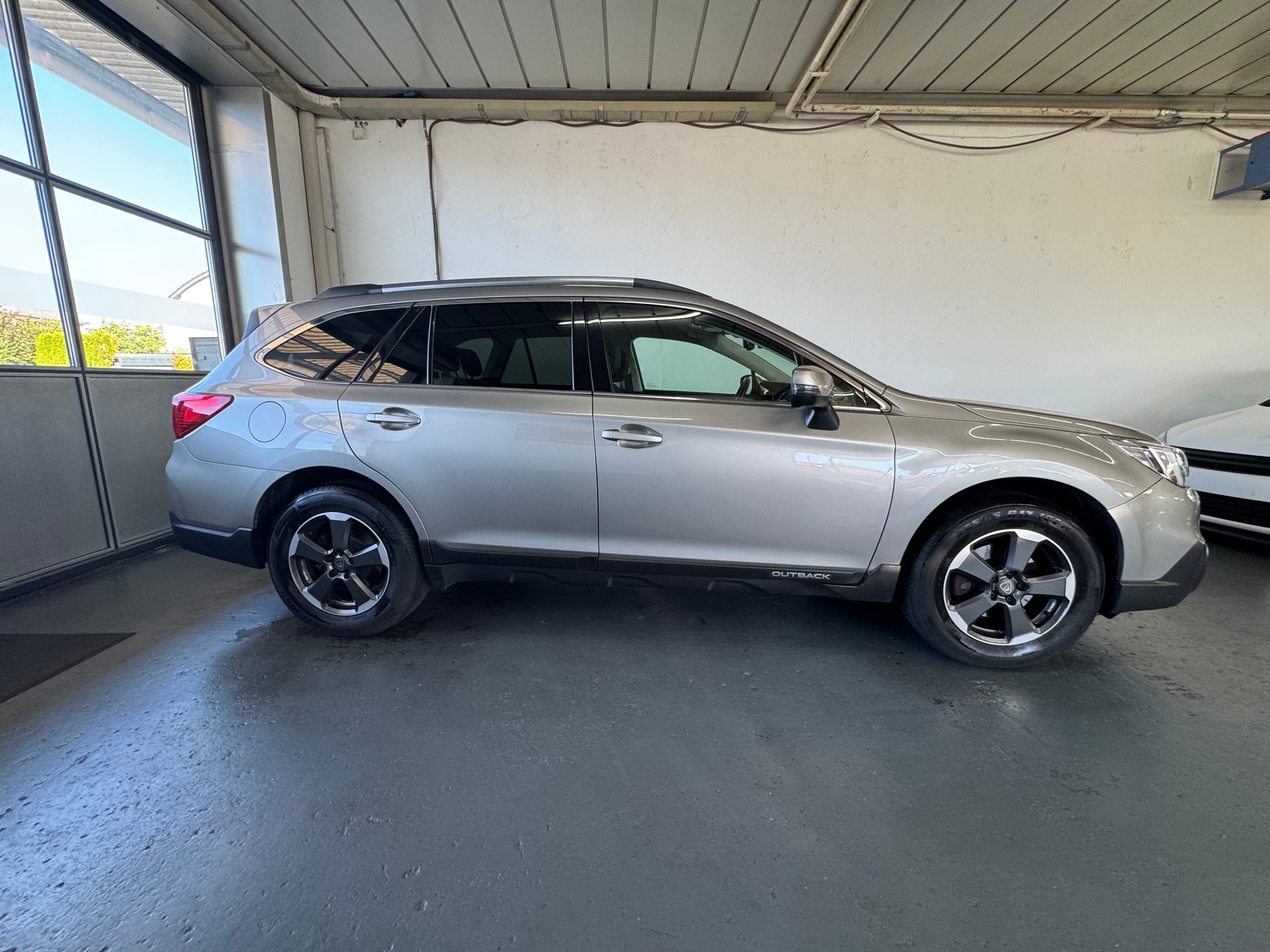 SUBARU Outback 2.0D Swiss AWD Lineartronic-image-8