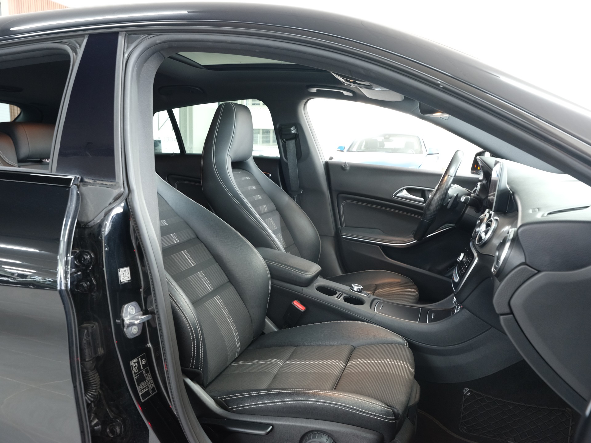 MERCEDES-BENZ CLA Shooting Brake 200 AMG Line 7G-DCT *Panorama* *Rückfahrkamera* *Night Star*-image-27