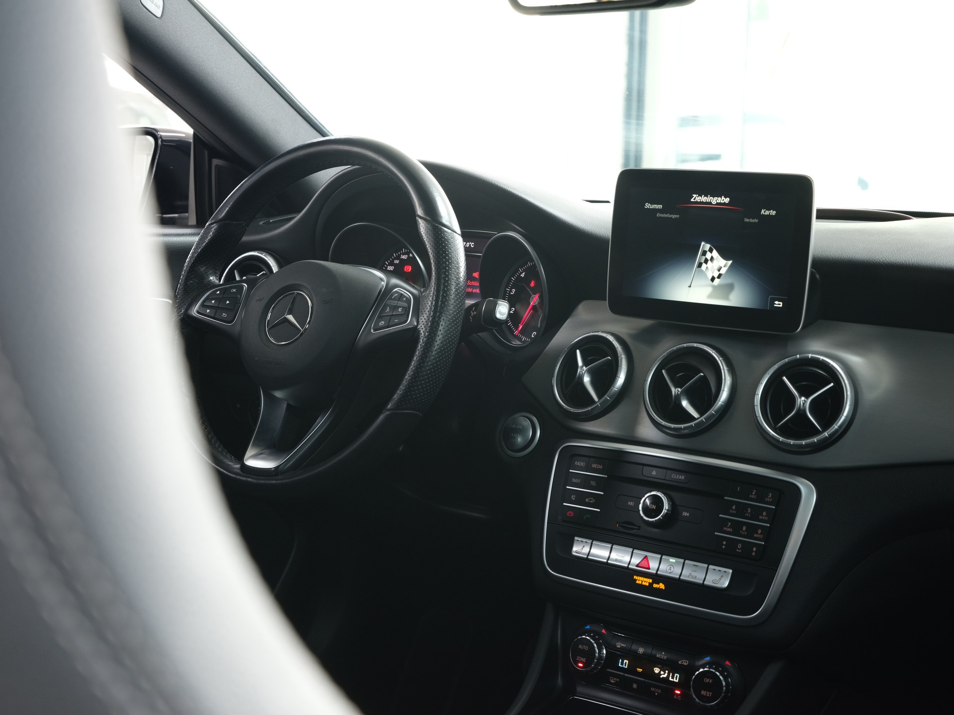 MERCEDES-BENZ CLA Shooting Brake 200 AMG Line 7G-DCT *Panorama* *Rückfahrkamera* *Night Star*-image-23