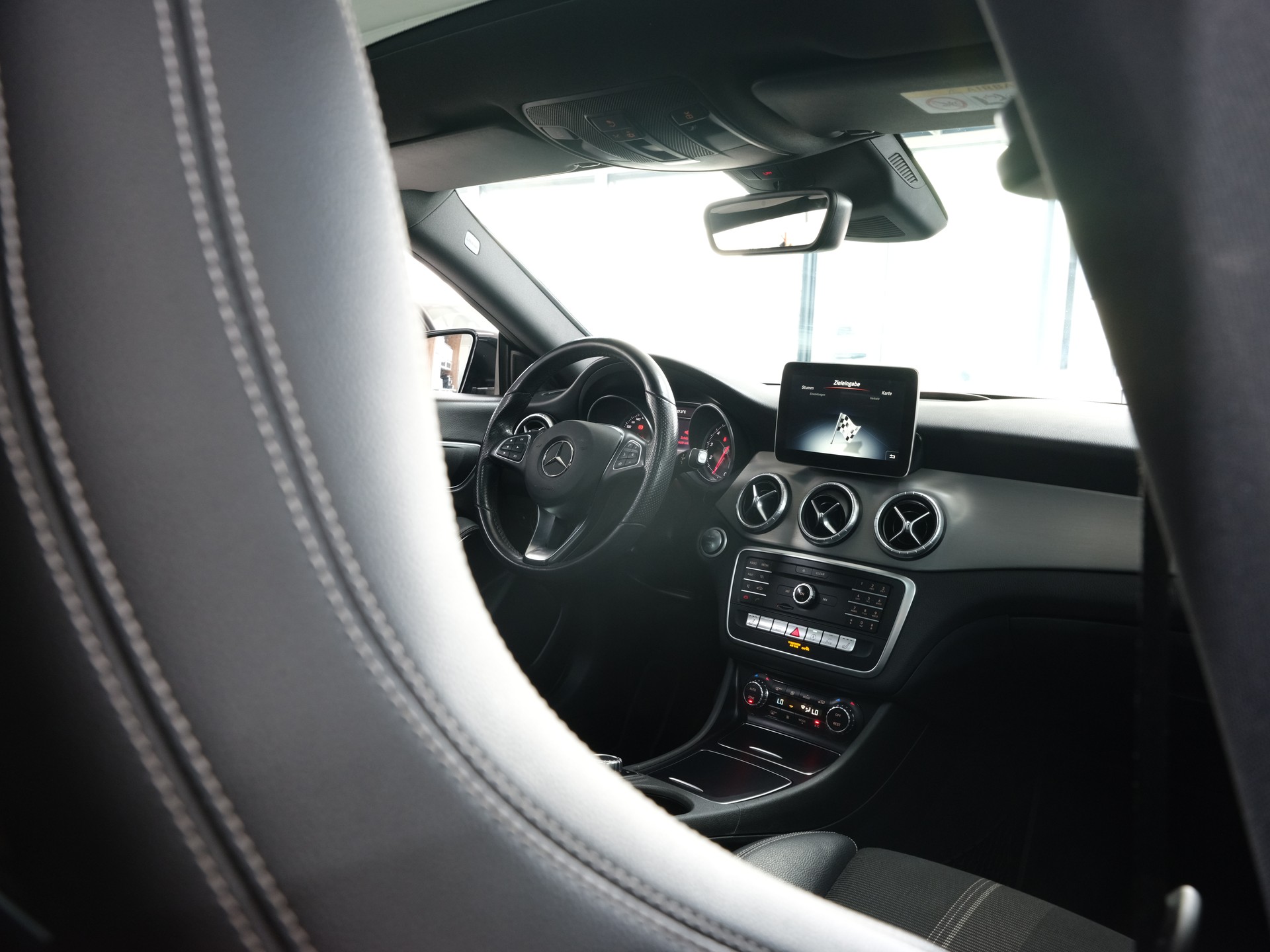MERCEDES-BENZ CLA Shooting Brake 200 AMG Line 7G-DCT *Panorama* *Rückfahrkamera* *Night Star*-image-24