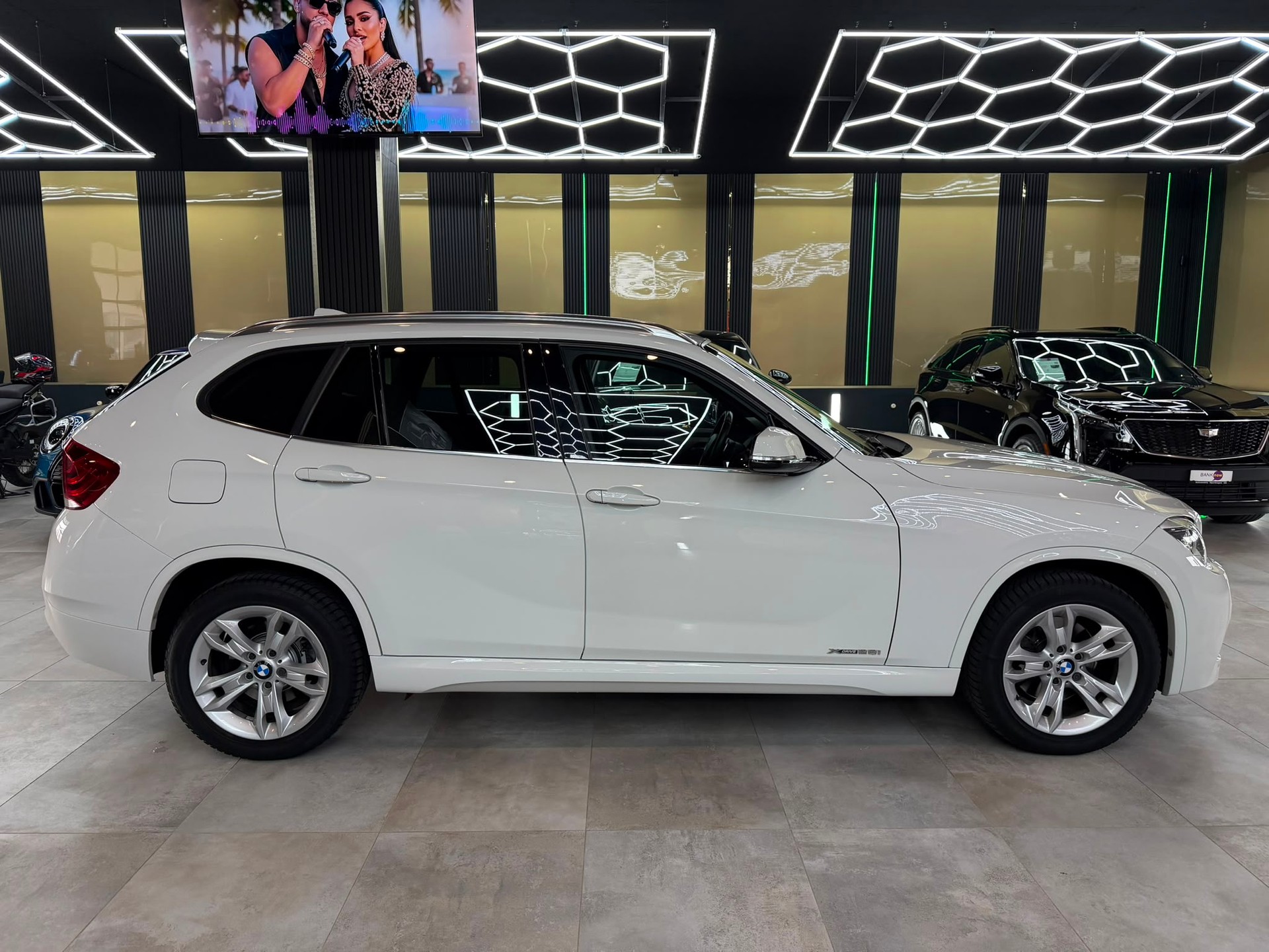 BMW X1 xDrive 28i Steptronic-showroom-element-3