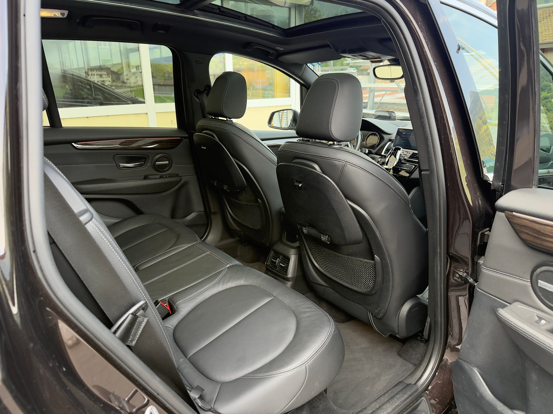 BMW 220i Gran Tourer M-Packet)-image-8