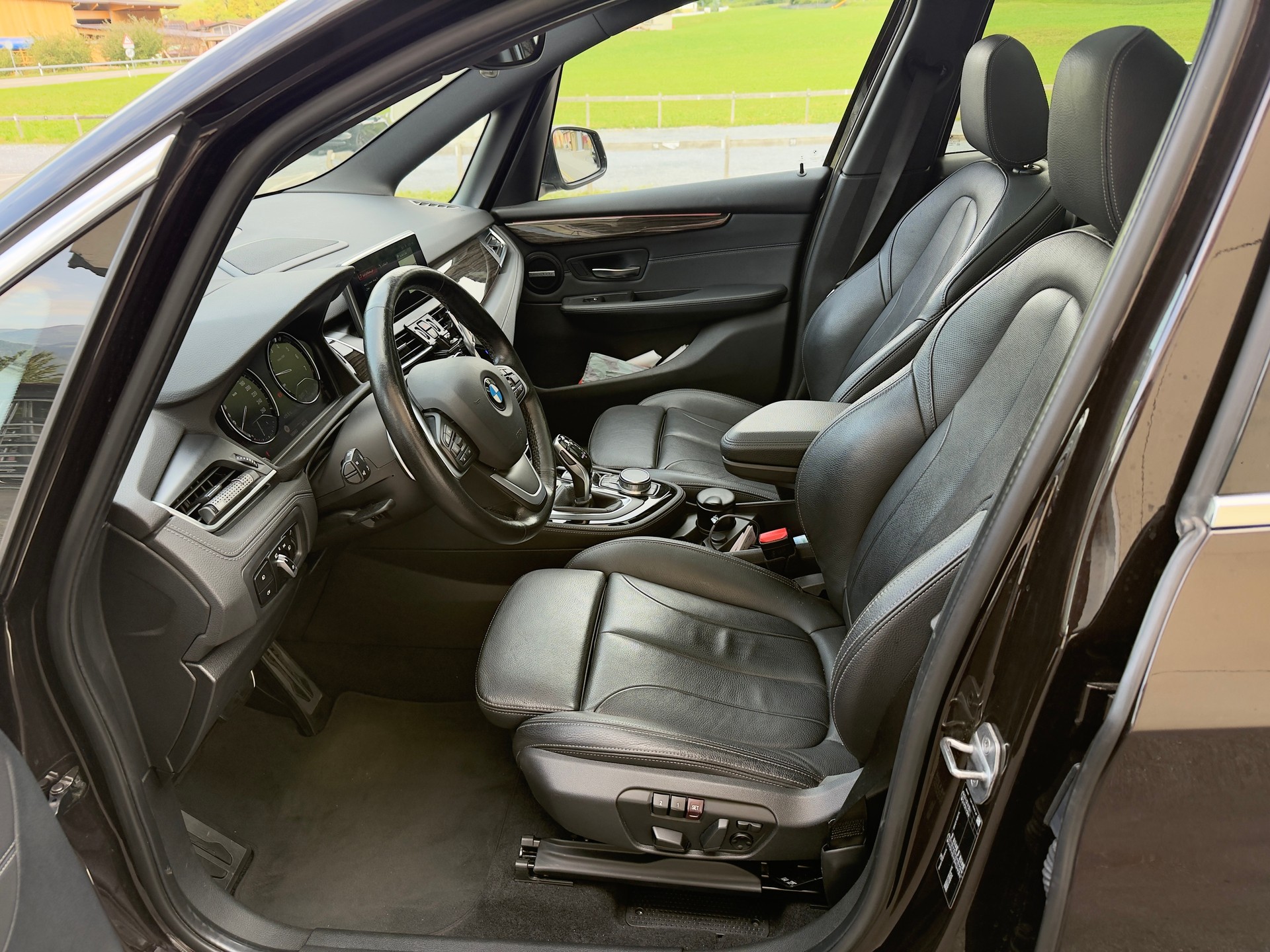 BMW 220i Gran Tourer M-Packet)-image-9