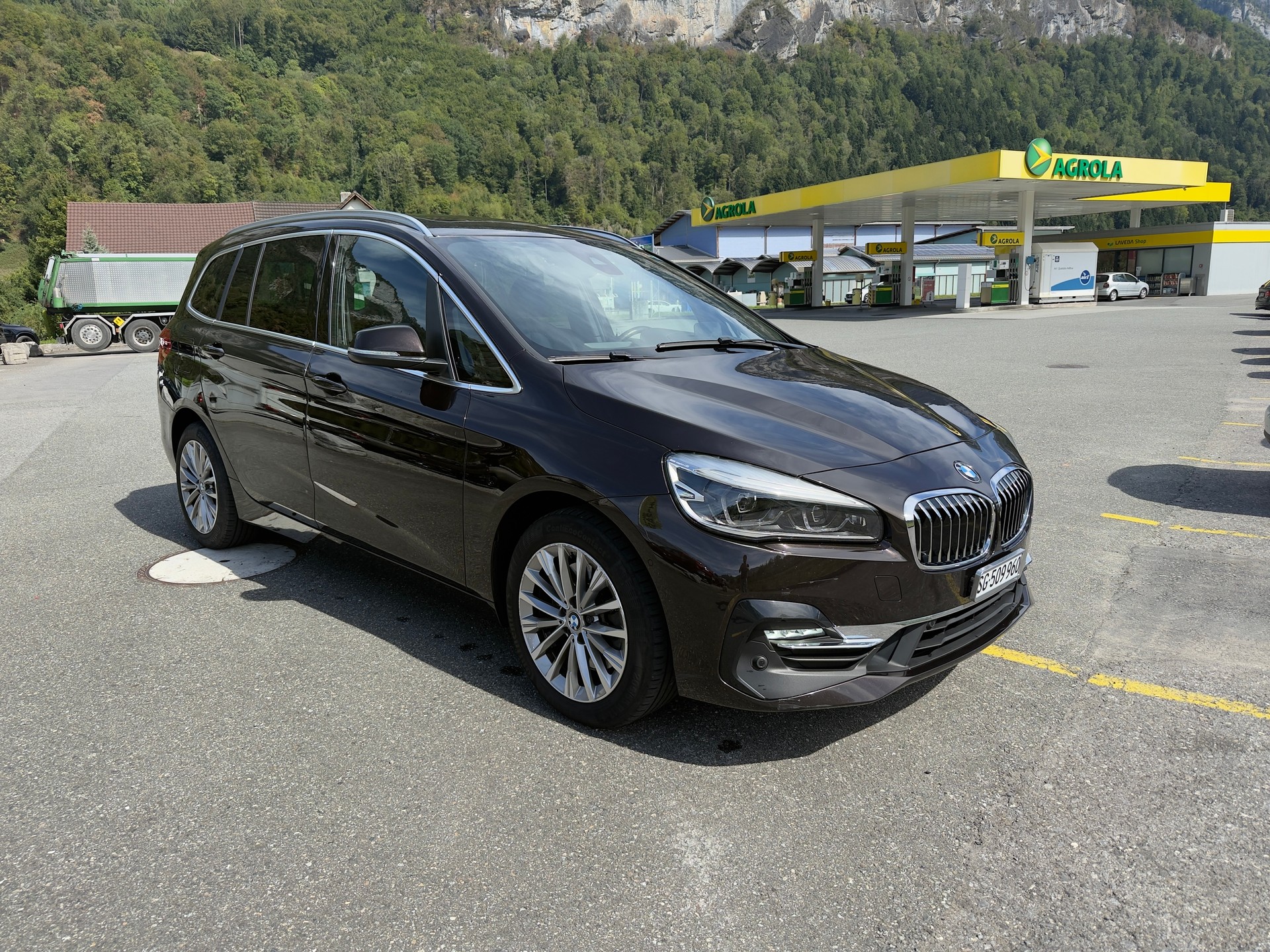BMW 220i Gran Tourer M-Packet)-image-2